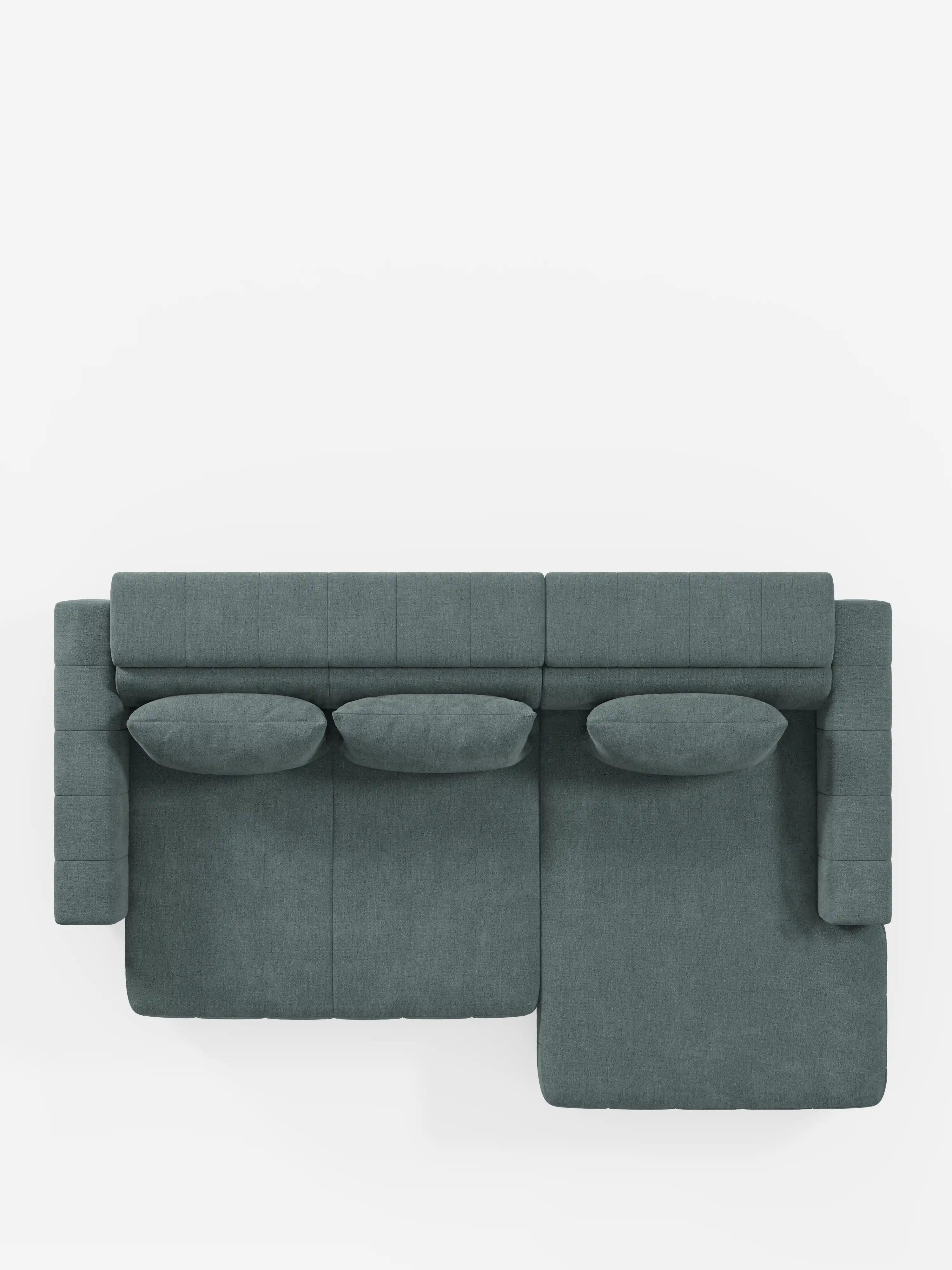 Vista dall'alto del divano angolare dorico con penisola e sedute allungabili con funzione relax elettrica di Divani.Store, caratterizzato da tre cuscini dello schienale e linee pulite e geometriche, realizzato in tessuto T23 color verde acqua scuro resistente alle macchie. La sezione chaise longue si trova sulla destra; questo divano in stile moderno è raffigurato su uno sfondo bianco a tinta unita con poggiatesta reclinabili.
