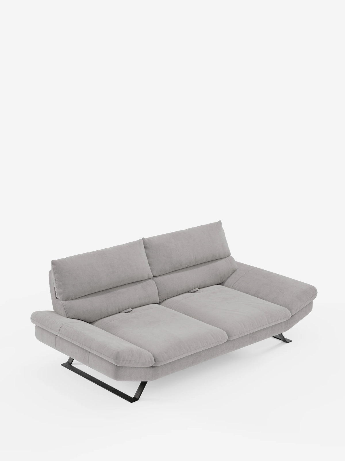Un moderno divano Eclipse di Divani.Store in grigio chiaro, dotato di tre posti a sedere con due ampi schienali traslanti regolabili per un comfort personalizzabile, braccioli imbottiti angolati e gambe rialzate in metallo nero, rivestito in elegante microfibra T11 resistente alle macchie, presentato su uno sfondo bianco a tinta unita.