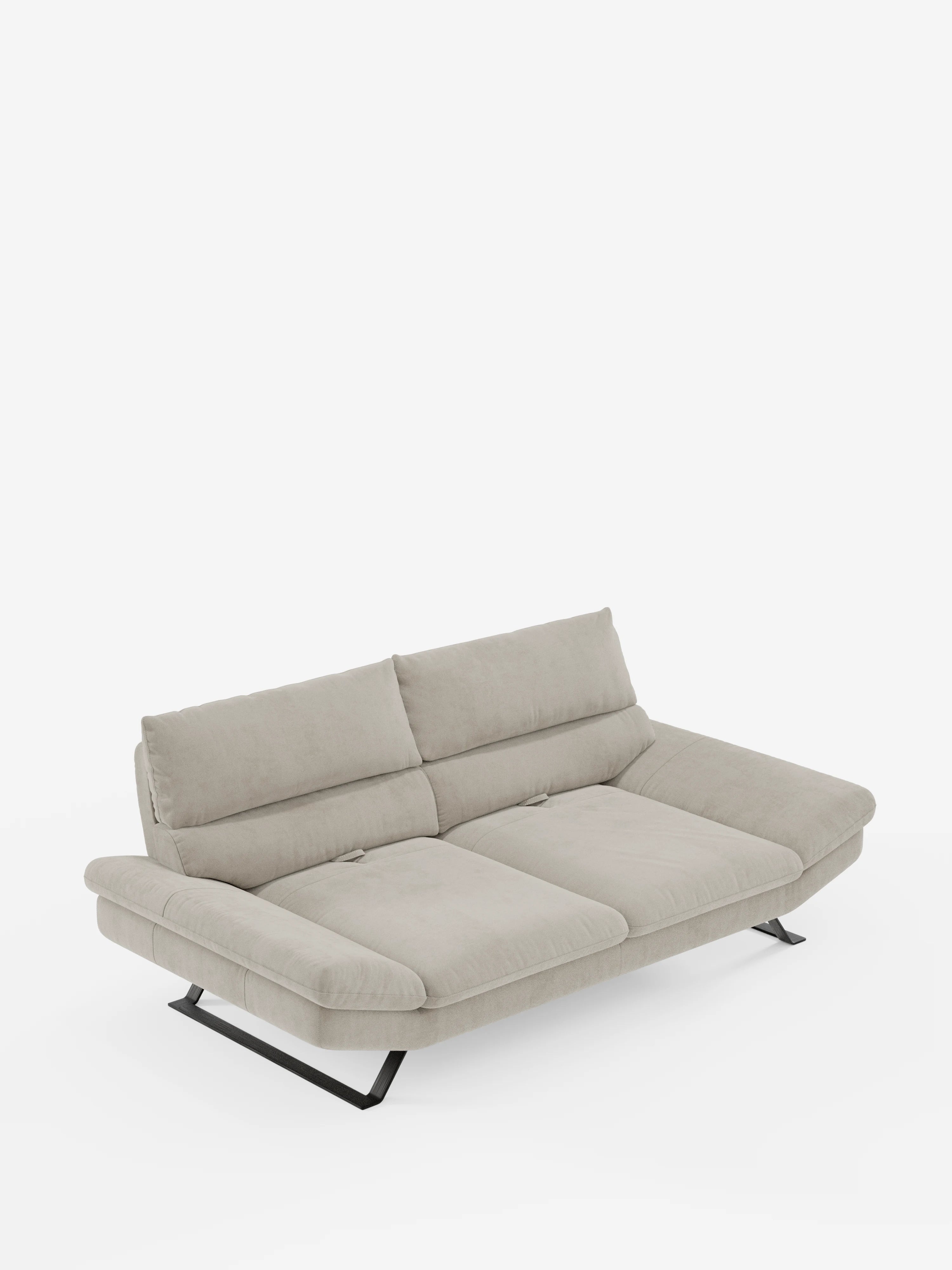Un elegante divano Eclipse dal design moderno di Divani.Store in grigio chiaro, caratterizzato da morbidi cuscini e ampi braccioli. Il divano poggia su gambe angolari in metallo nero (piedini alti) e presenta schienale e seduta suddivisi in tre sezioni, creando un look sofisticato con un comfort modulabile grazie agli schienali traslanti. Rivestito in elegante microfibra smacchiabile T11, questo divano contemporaneo a 2 o 3 posti è presentato su uno sfondo bianco a tinta unita.