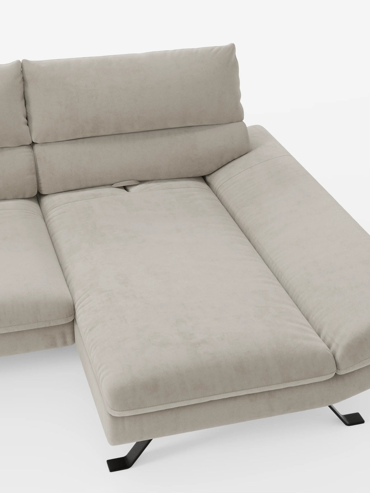 Ecco il divano angolare con penisola e schienali traslanti in microfibra tecnica smacchiabile T11 di Divani.Store: un elegante divano componibile beige con ampi cuscini piatti e gambe in metallo nero. È dotato di una sezione chaise longue che si estende verso l’esterno per creare una spaziosa zona letto, mentre l’innovativo schienale traslante offre un sostegno personalizzabile per la schiena, il tutto su uno sfondo bianco brillante.