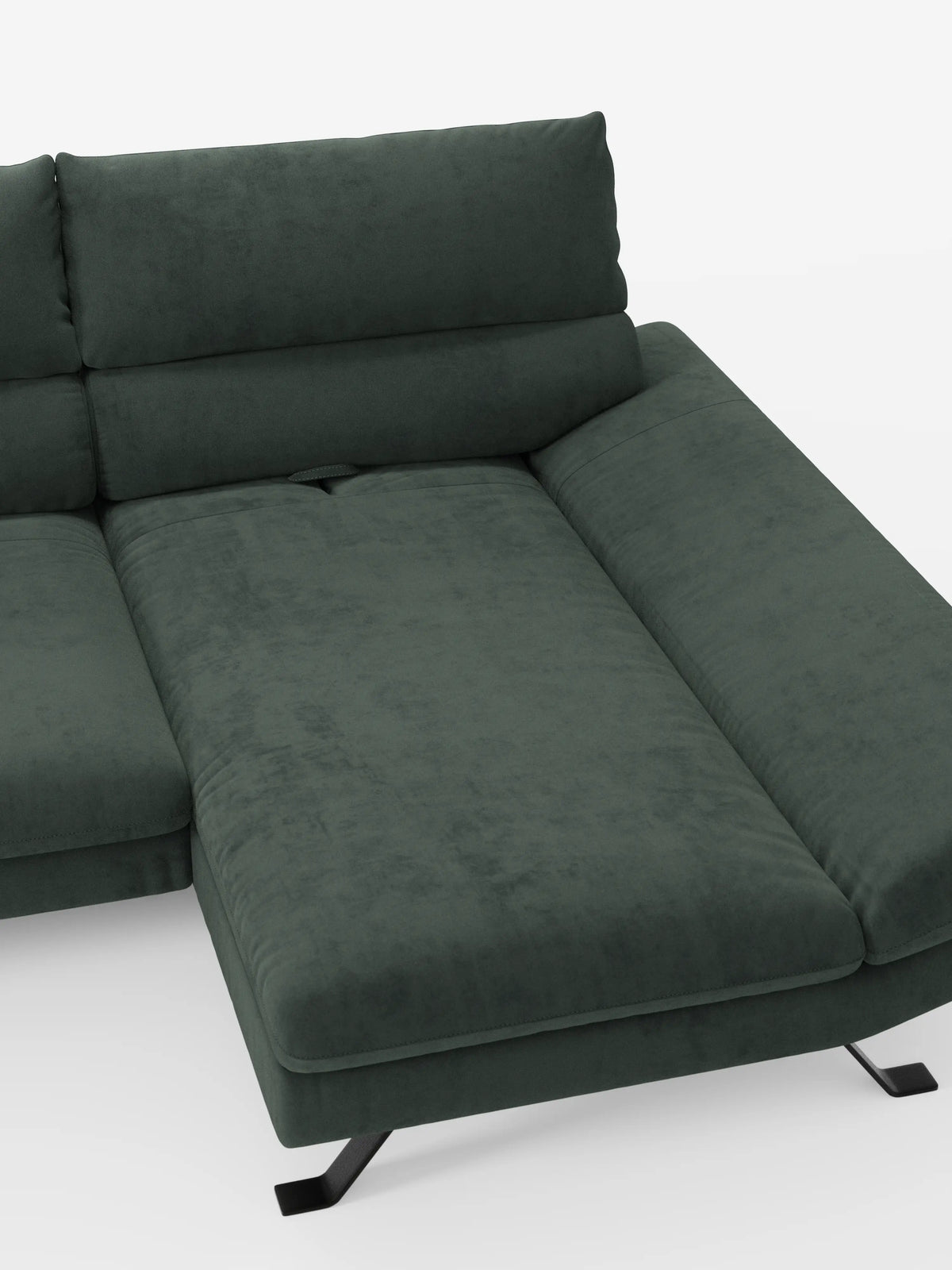 Il divano angolare Eclipse con penisola e schienali traslanti in microfibra tecnica smacchiabile T11 di Divani.Store è un divano componibile a forma di L di colore verde scuro dal design moderno, sostenuto da gambe in metallo nero. Questo elegante divano angolare si distingue per i cuscini di seduta piatti e ampi ed è dotato di schienali traslanti regolabili per un comfort ottimale. L’immagine mette in risalto la sezione chaise longue allungata su sfondo bianco.