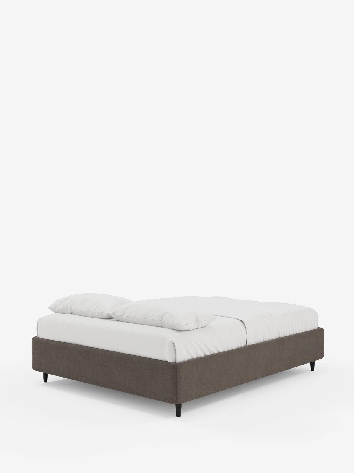 Il letto sommier imbottito ERON con contenitore, realizzato in tessuto impermeabile certificato Oeko-Tex, è una base letto imbottita in stile minimalista, rivestita in tessuto marrone scuro con gambe nere, decorata con lenzuola bianche e due cuscini su uno sfondo bianco sporco.