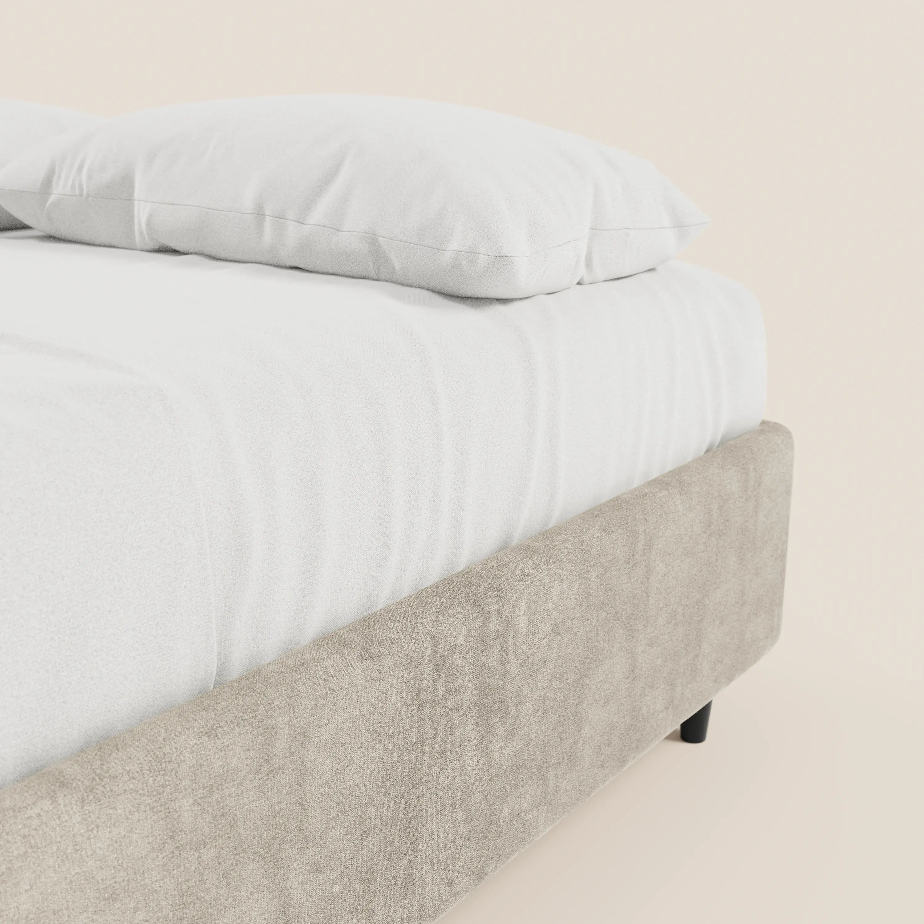 Un primo piano del letto sommier imbottito ERON di Letti.store, caratterizzato da una struttura in tessuto impermeabile beige certificato Oeko-Tex e da un vano contenitore integrato, rifinito con cura con biancheria da letto bianca, che ne esalta il design minimalista e moderno.