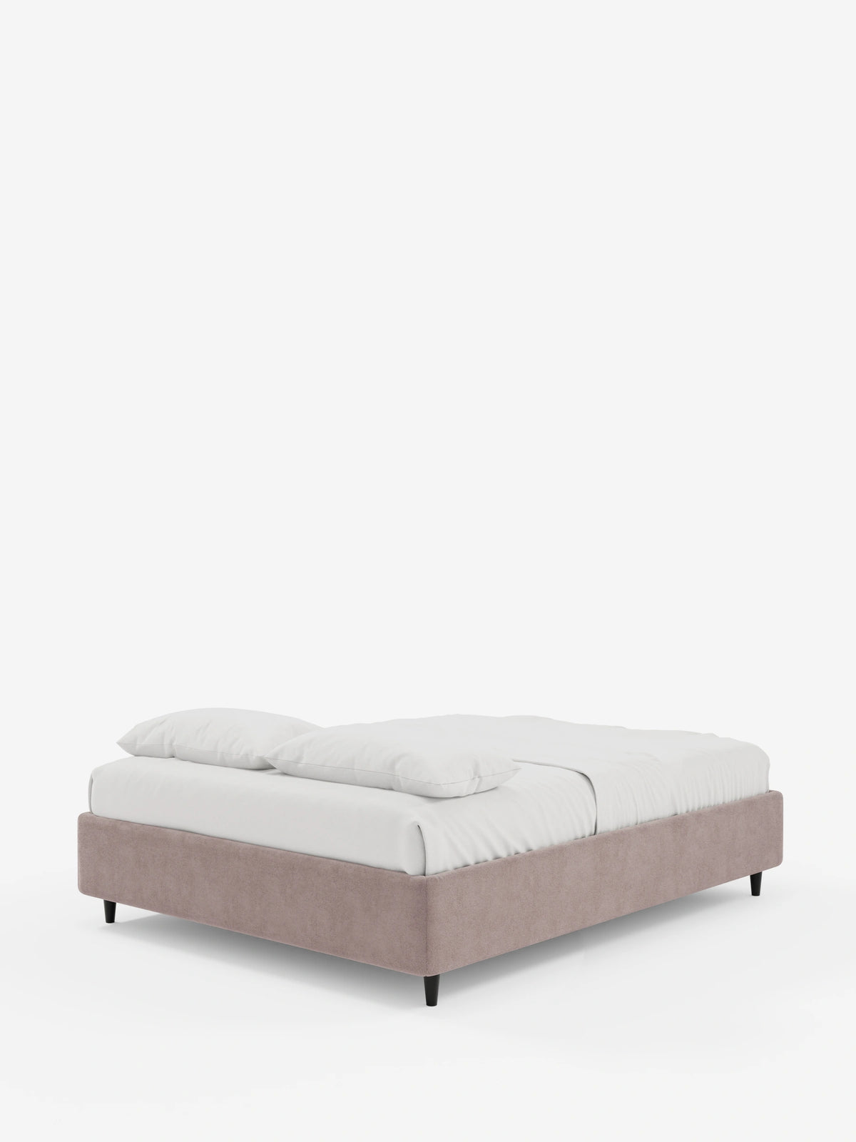 Il letto sommier imbottito ERON con contenitore, rivestito in tessuto impermeabile certificato Oeko-Tex, con struttura color malva e piedini neri bassi, è adornato da lenzuola bianche e due morbidi cuscini su uno sfondo bianco.