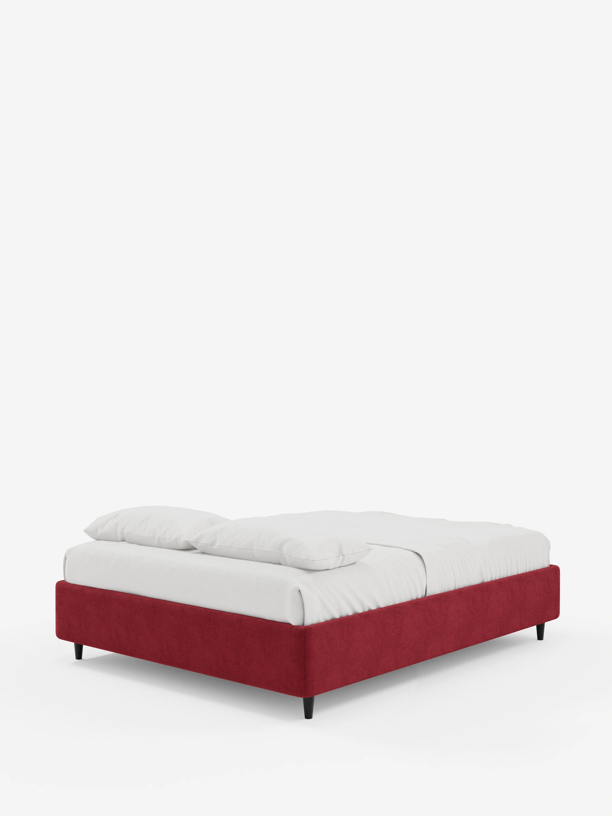 Il letto sommier imbottito ERON con contenitore in tessuto impermeabile certificato Oeko-Tex è un letto rosso imbottito su piedini neri corti, caratterizzato da un design a profilo ribassato senza testiera, con lenzuola bianche immacolate e due morbidi cuscini.