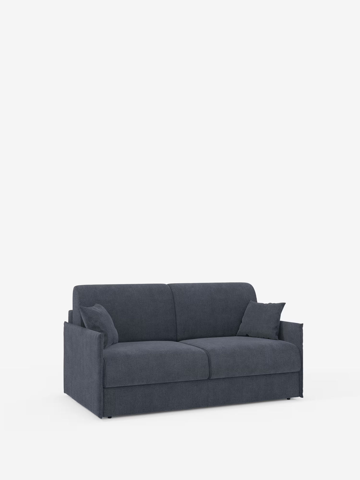 Un divano a due posti in tessuto blu scuro, con braccioli dritti e due cuscini coordinati, è esposto su uno sfondo bianco a tinta unita. Il divano letto matrimoniale sfoderabile Evans di Divani.Store presenta un design compatto e moderno con rivestimento sfoderabile e vano porta-cuscini integrato, realizzato in tessuto T23 facile da pulire. Il suo profilo basso lo rende una soluzione salvaspazio ideale per gli interni contemporanei.