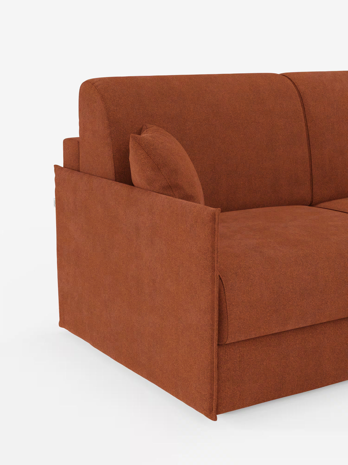 Un primo piano del divano letto angolare con penisola contenitore Evans di Divani.Store, che mette in risalto il suo moderno rivestimento in tessuto T23 color ruggine e resistente alle macchie. Il divano presenta linee pulite, braccioli squadrati e un cuscino decorativo abbinato. Questo divano letto dal design compatto unisce comfort e funzionalità a un aspetto elegante. Lo sfondo bianco a tinta unita mette in risalto la trama del divano e il suo stile contemporaneo.