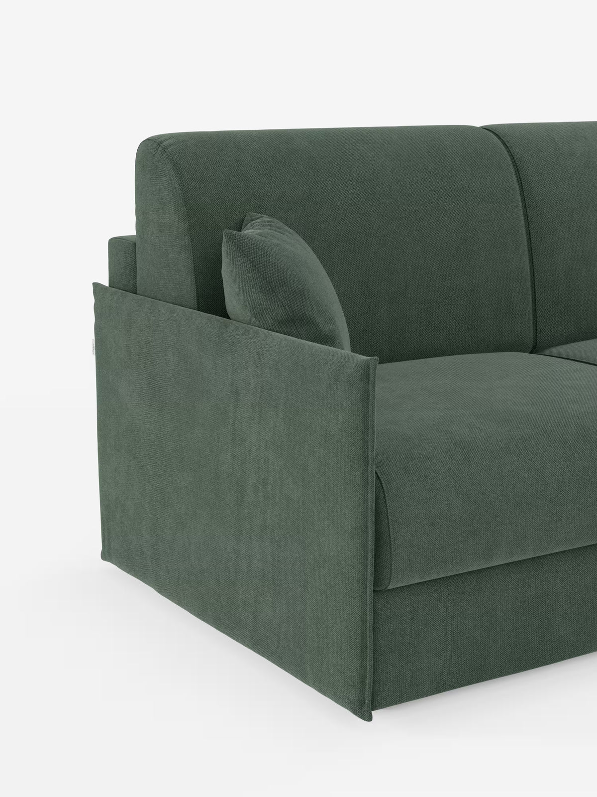 Divano a due posti moderno di colore verde scuro, ripreso da un'angolazione laterale, con linee pulite e una forma squadrata. Rivestito in morbido tessuto T23 resistente alle macchie, è dotato di un cuscino decorativo abbinato e di braccioli bassi e squadrati. Lo sfondo bianco a tinta unita mette in risalto il design contemporaneo del divano letto angolare con penisola contenitore Evans di Divani.Store: una soluzione compatta ideale da abbinare ad altri elementi modulari o per valorizzare spazi che
