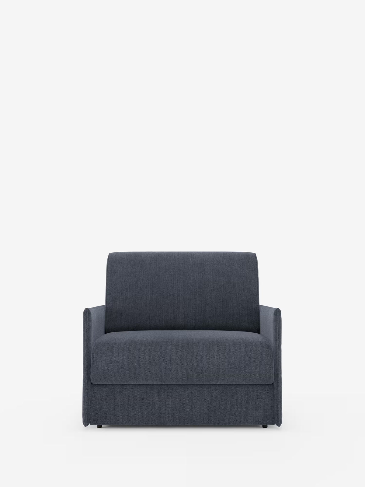 Una poltrona letto compatta Evans di colore grigio scuro con materasso, firmata Divani.Store, è posizionata al centro su uno sfondo bianco liscio. Rivestita in tessuto T23 sfoderabile e antimacchia, questa poltrona dal design moderno presenta una silhouette squadrata con braccioli sottili e senza gambe a vista. Progettata come poltrona letto singola completa di materasso integrato da 70x197 cm, i cuscini appaiono rigidi, mantenendo un aspetto complessivo minimalista e pulito.