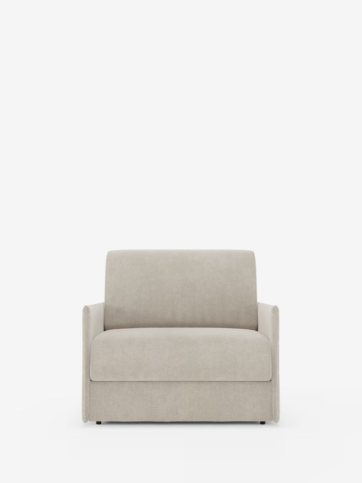 La poltrona letto compatta Evans con materasso di Divani.Store è una poltrona letto di piccole dimensioni, color beige chiaro, rivestita in tessuto T23 liscio e resistente alle macchie. Presenta braccioli dritti, uno schienale avvolgente e un cuscino di seduta spesso ispirato a un materasso ortopedico per un comfort maggiore. Il suo design moderno e minimalista la rende una soluzione salvaspazio ideale per gli interni contemporanei, qui presentata su uno sfondo bianco a tinta unita. Il rivestimento è