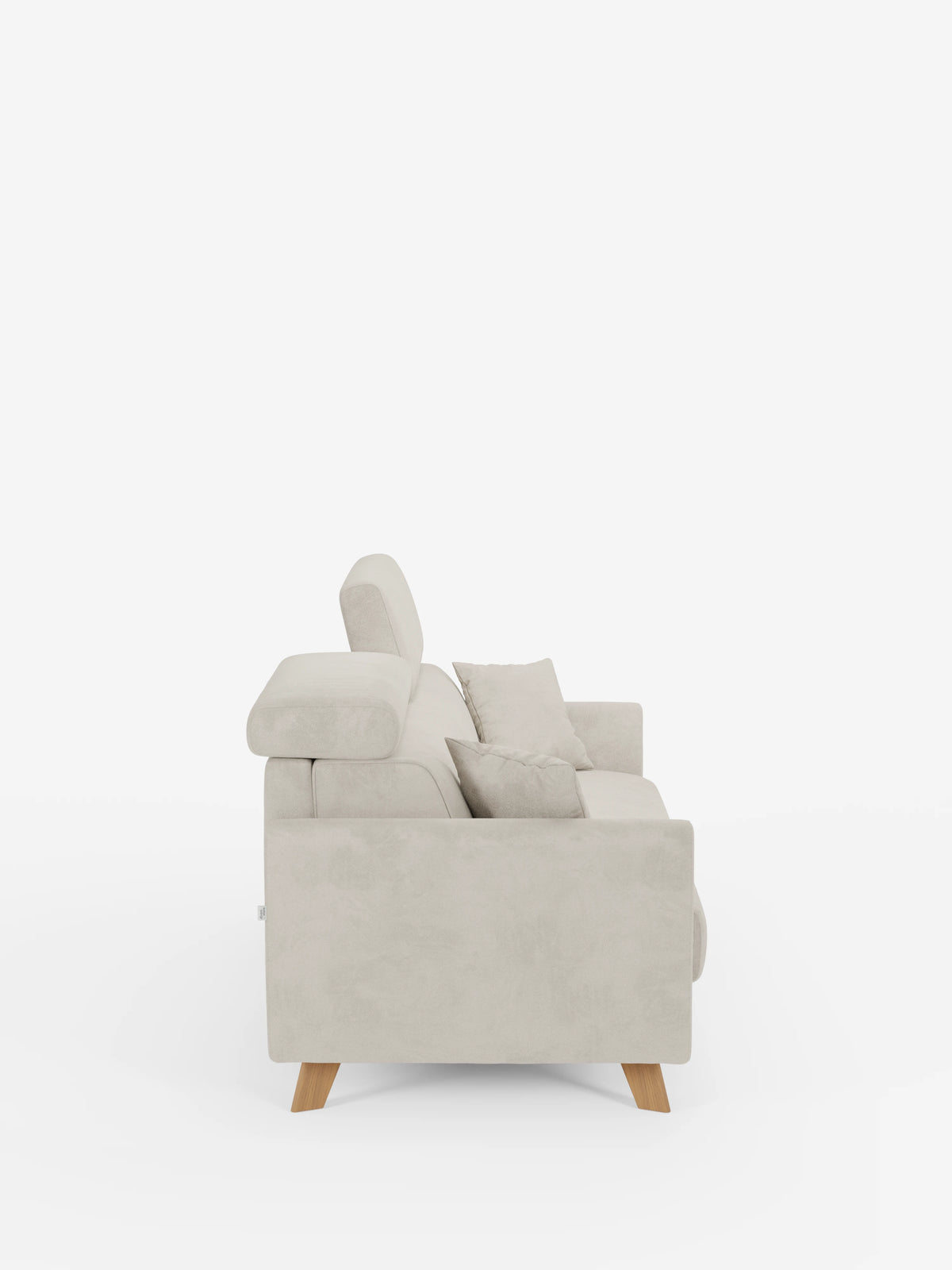 Vista laterale del divano letto Francy con poggiatesta regolabili di Divani.Store, un moderno divano a tre posti color beige chiaro con gambe in legno, poggiatesta regolabili e due cuscini quadrati abbinati, rivestito in elegante tessuto T30 sfoderabile e antimacchia, su uno sfondo bianco a tinta unita.