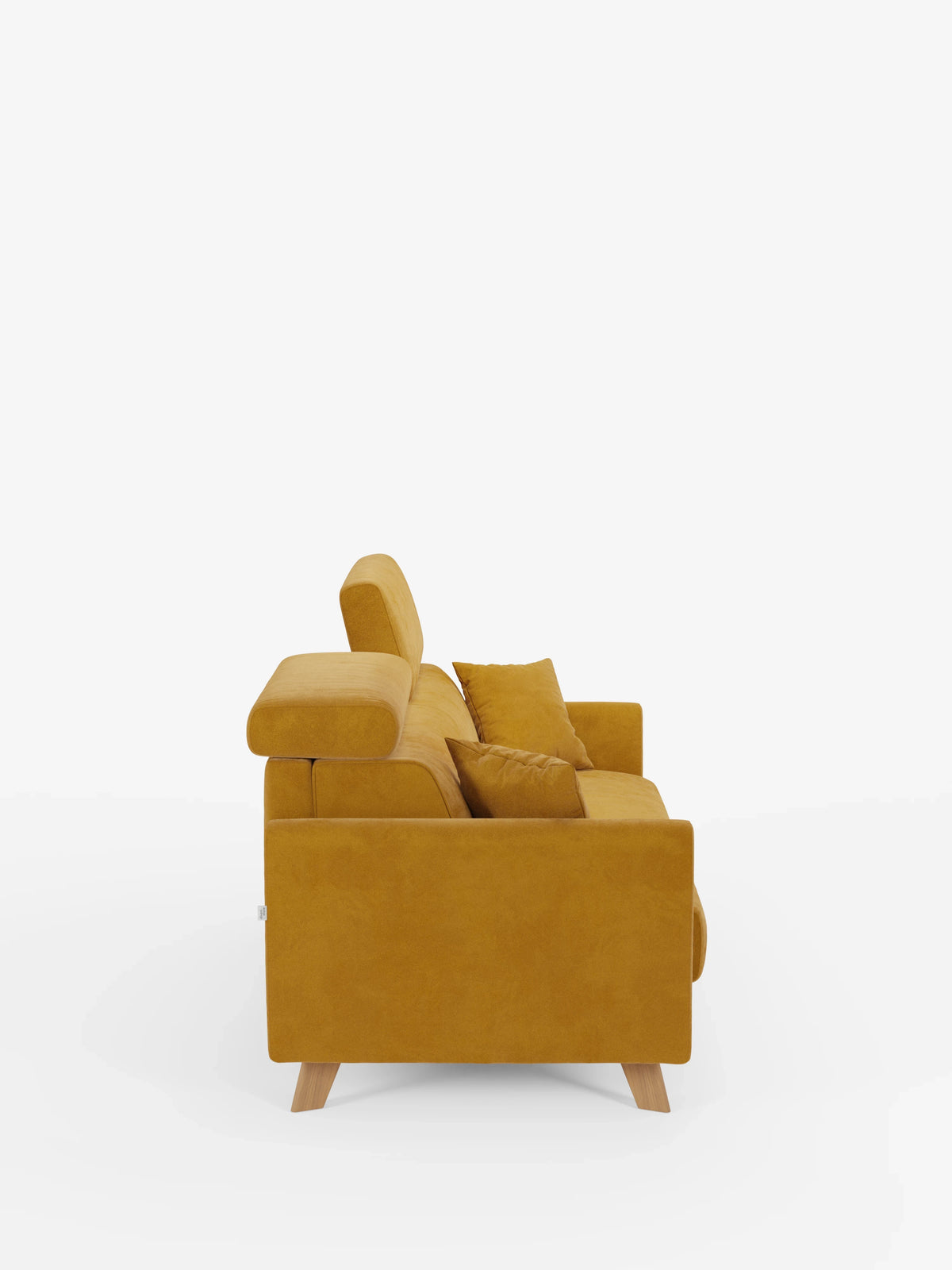Vista laterale del divano letto Francy con poggiatesta regolabili di Divani.Store, qui presentato in una moderna finitura giallo senape. Questo divano a due posti è dotato di poggiatesta regolabili, due cuscini di seduta, due cuscini decorativi quadrati e gambe corte in legno. Il divano, realizzato in elegante tessuto T30 resistente alle macchie e dotato di rivestimenti completamente sfoderabili, spicca su uno sfondo bianco a tinta unita come elemento centrale dell’immagine.