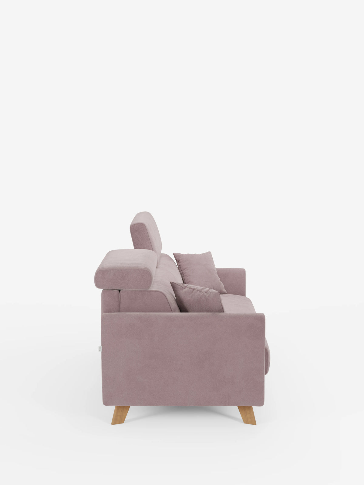 Una vista laterale del divano letto Francy con poggiatesta regolabili di Divani.Store, qui raffigurato in un moderno tessuto color malva. Questo elegante divano a tre posti è dotato di poggiatesta regolabili, due cuscini coordinati, gambe in legno chiaro ed è completamente sfoderabile grazie al rivestimento T30 antimacchia. Lo sfondo bianco a tinta unita mette in risalto il design raffinato e i dettagli del divano.
