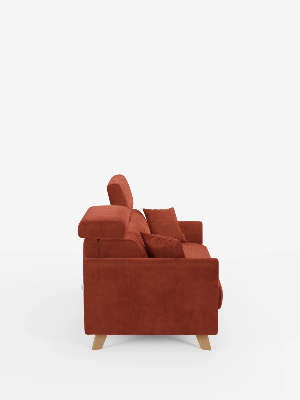 Vista laterale del divano letto Francy con poggiatesta regolabili di Divani.Store, caratterizzato da un design moderno color ruggine dalle linee pulite, due cuscini abbinati, poggiatesta regolabili e gambe in legno chiaro, rivestito in elegante tessuto T30 antimacchia e presentato su uno sfondo bianco a tinta unita.