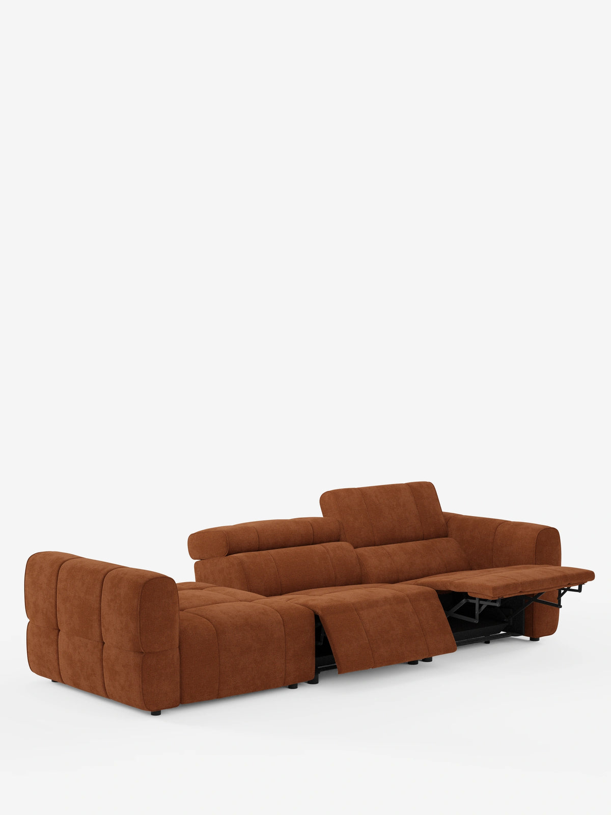 Un divano componibile Giotto Divano color ruggine con chaise longue aperta sul lato sinistro e poltrone reclinabili elettriche sul lato destro, rivestito in tessuto smacchiabile T23, su sfondo bianco.