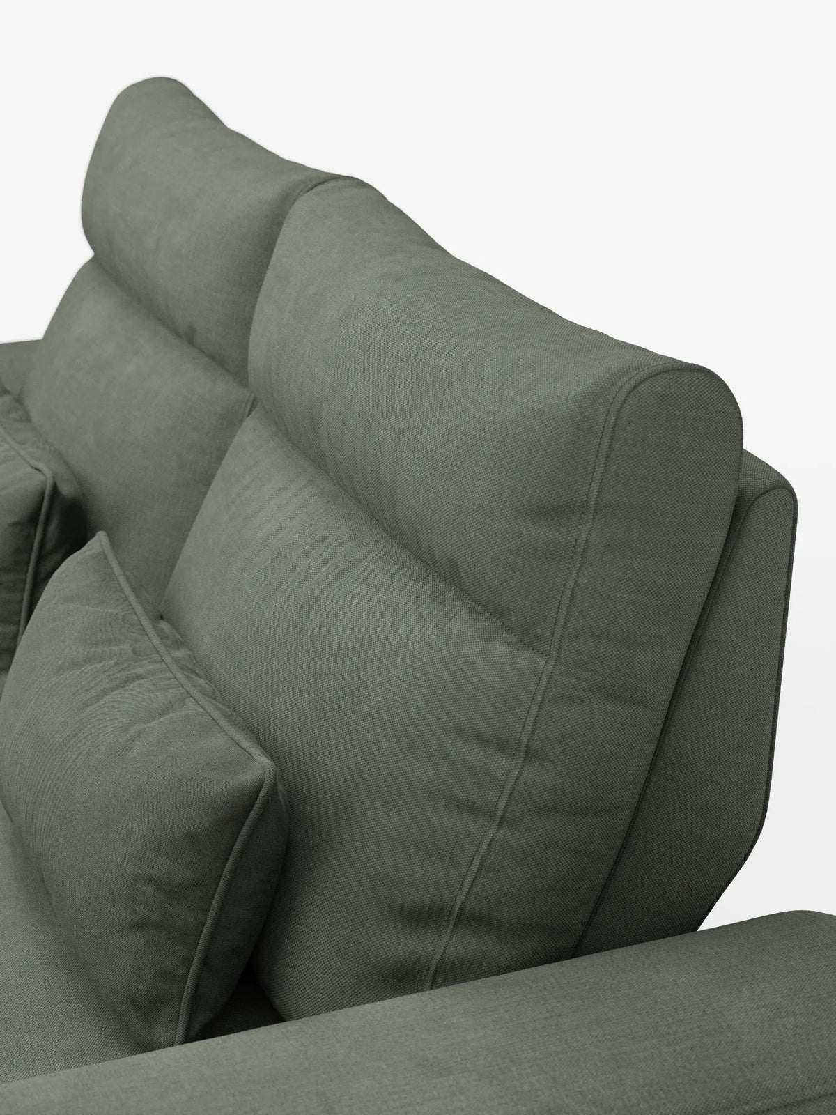 Un primo piano del divano Ischia a 3 posti con pouf estraibile e schienali traslanti in tessuto misto lino smacchiabile: un divano color verde salvia con finitura testurizzata e morbidi schienali regolabili, su uno sfondo bianco sporco.
