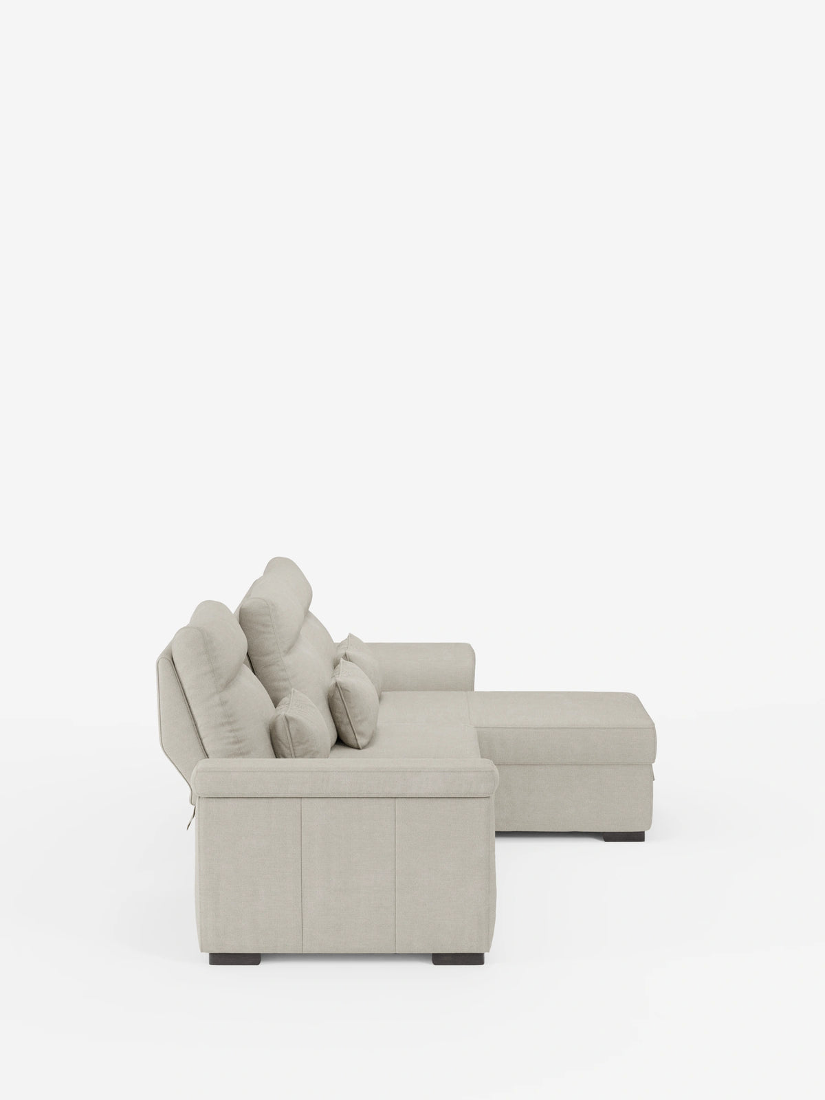 Vista laterale di un divano letto angolare Ischia color beige con schienali scorrevoli, elemento estraibile e penisola contenitore in tessuto antimacchia misto lino, caratterizzato da cuscini dello schienale spessi, piccoli cuscini decorativi e piedini a blocco scuri su sfondo bianco.