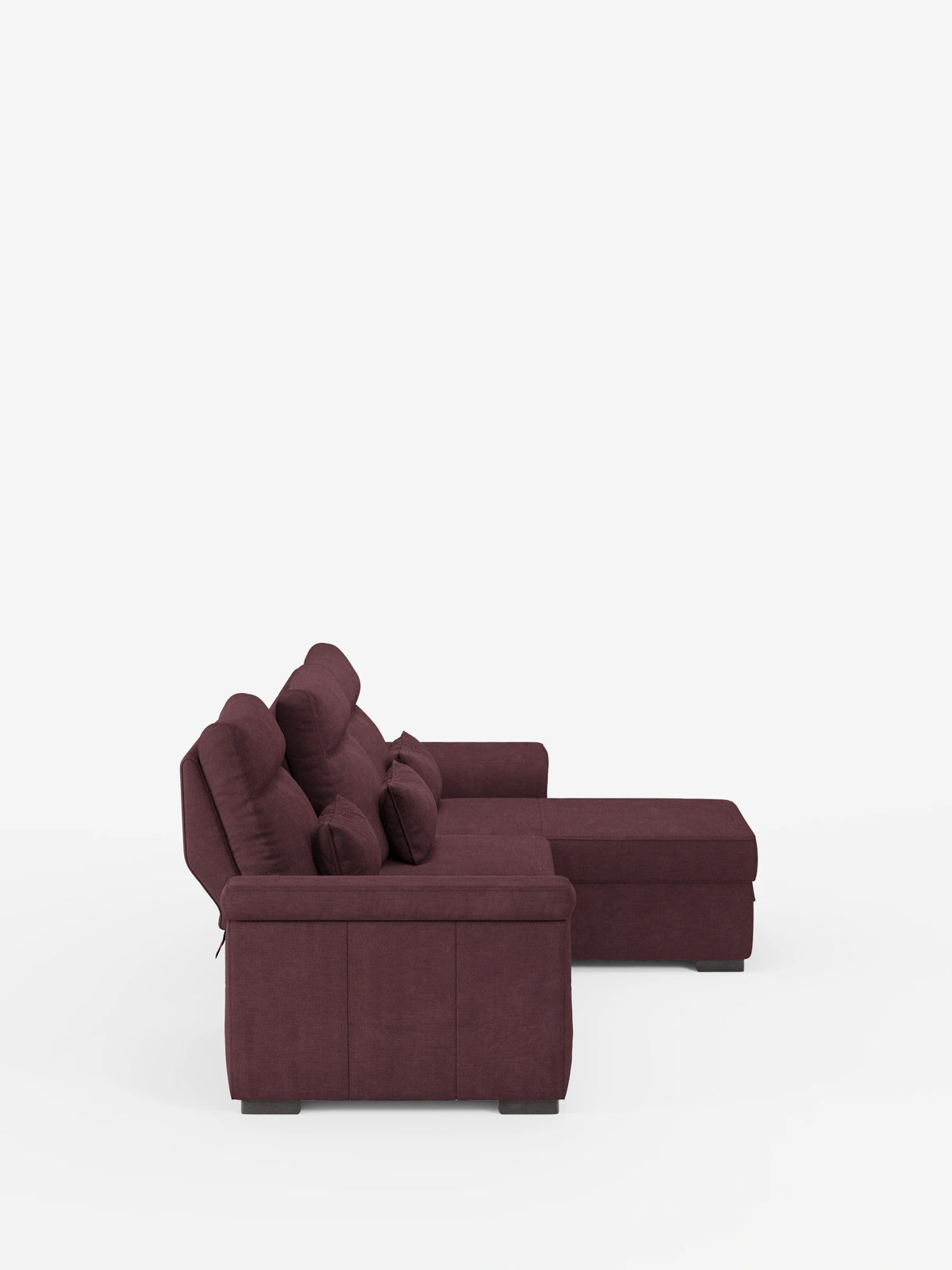 Un divano letto angolare Ischia color prugna intenso con schienali regolabili, elemento estraibile e penisola contenitore in tessuto antimacchia misto lino, dotato di chaise longue a L, vano contenitore, schienali regolabili e cuscini decorativi coordinati.