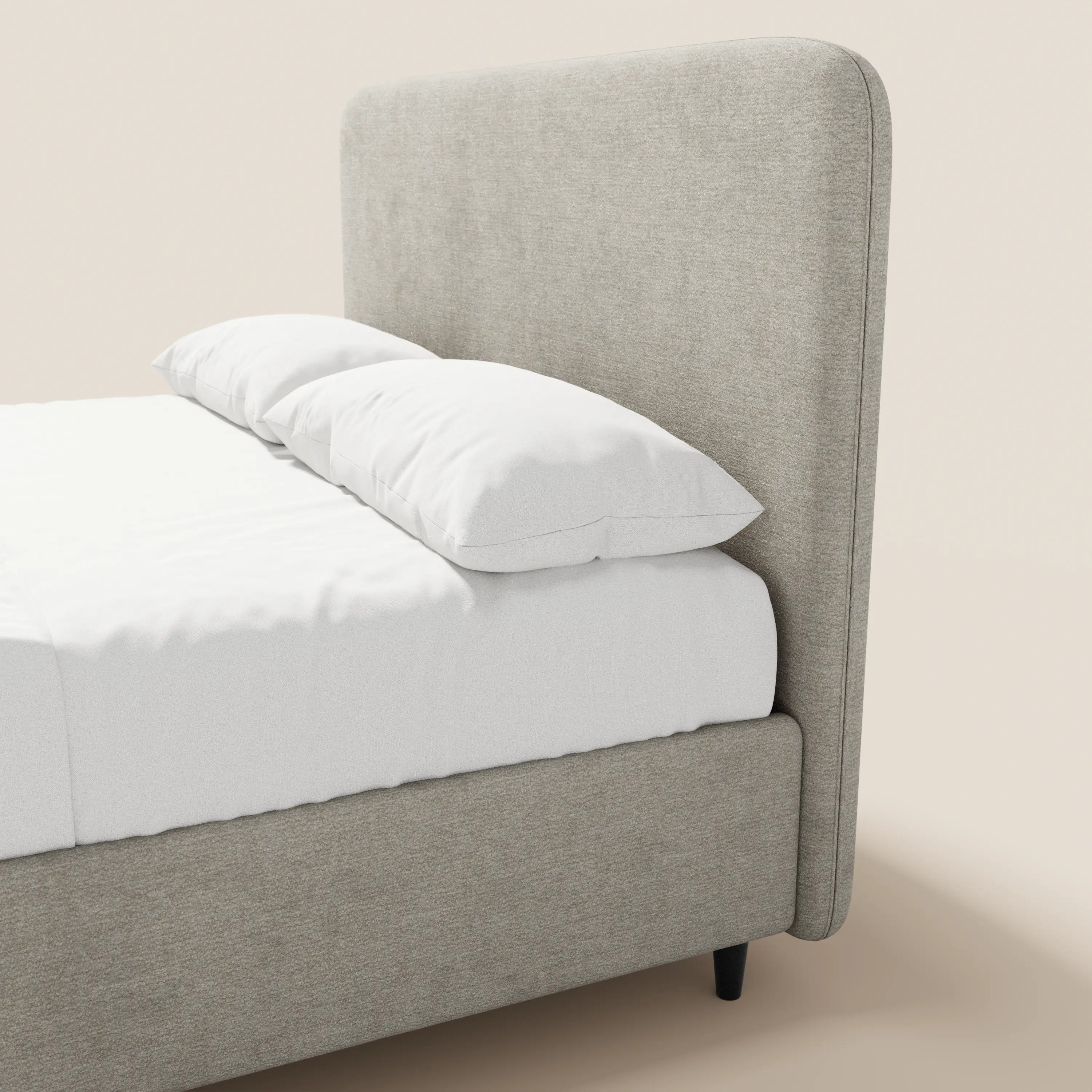 Il letto imbottito KAELOS minimal di Letti.store presenta una struttura rivestita in ciniglia grigio chiaro, gambe alte, una testiera imbottita ad arco e un pratico vano contenitore: perfetto per gli spazi minimalisti.
