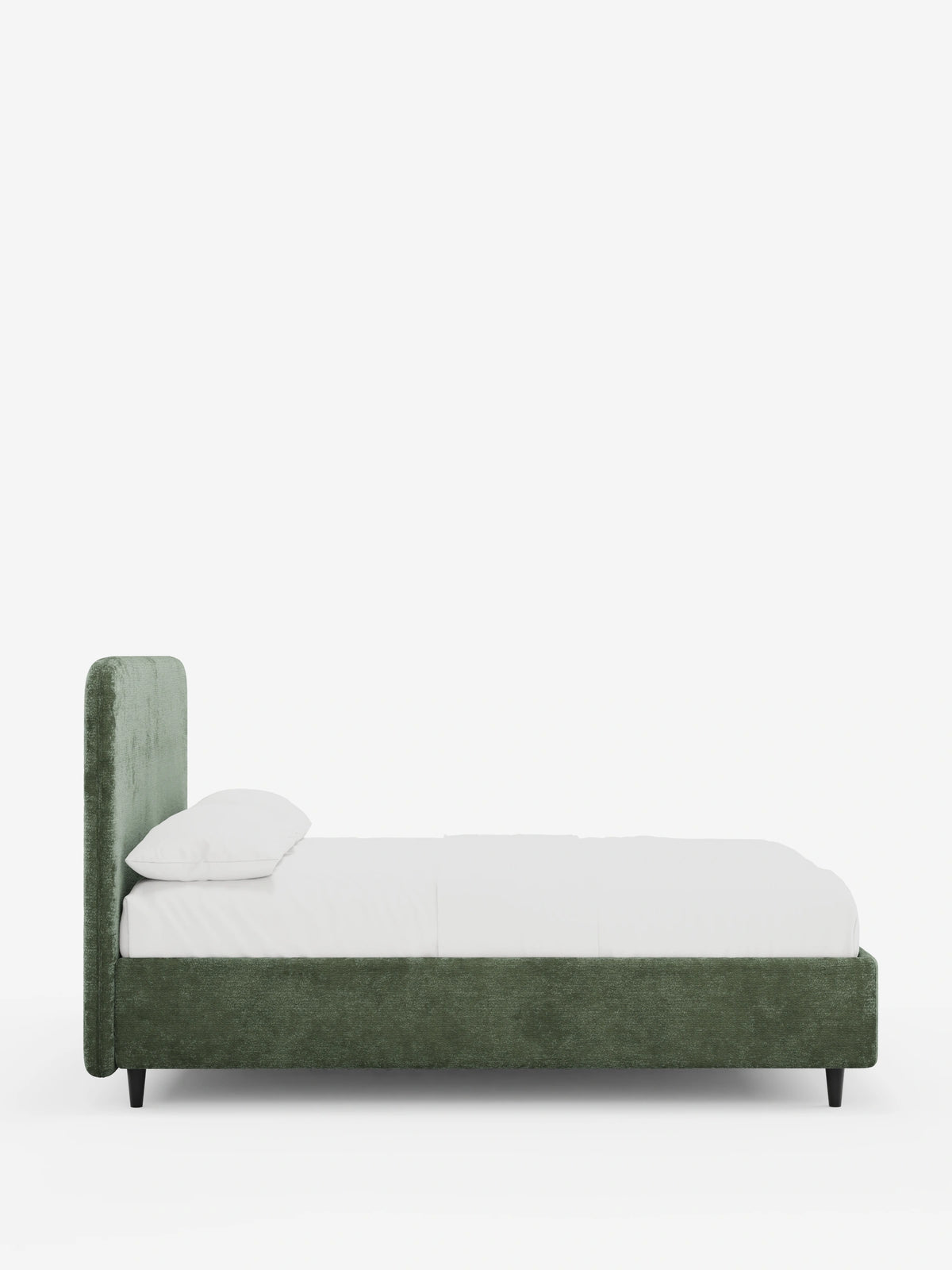 Vista laterale di un letto imbottito KAELOS Letto Minimal con struttura rivestita in verde salvia e testiera arrotondata, adornato da biancheria da letto bianca e sostenuto da gambe affusolate e sottili di colore scuro, su uno sfondo bianco a tinta unita.
