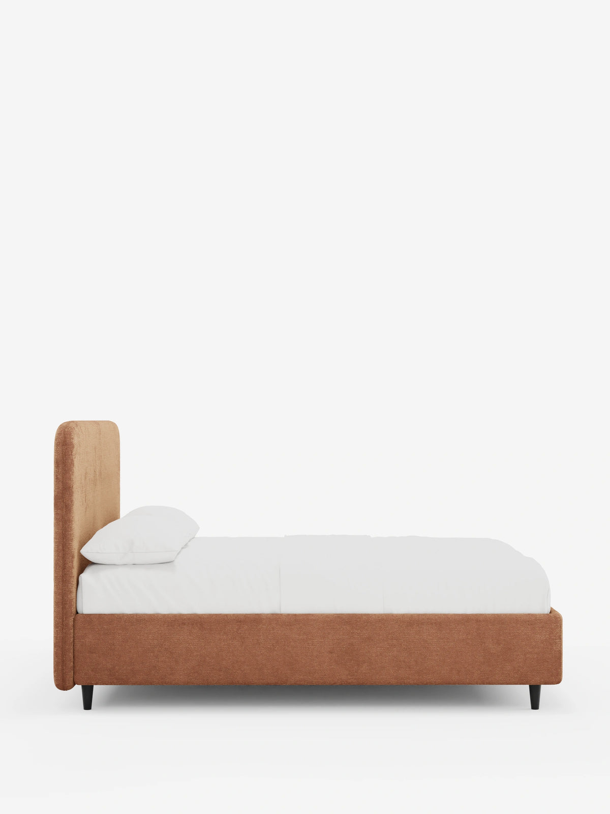 Una vista laterale del letto imbottito KAELOS Letto Minimal, caratterizzato da una testiera e una base imbottite arrotondate color ruggine, piedini affusolati neri e biancheria da letto di un bianco brillante su uno sfondo bianco a tinta unita.
