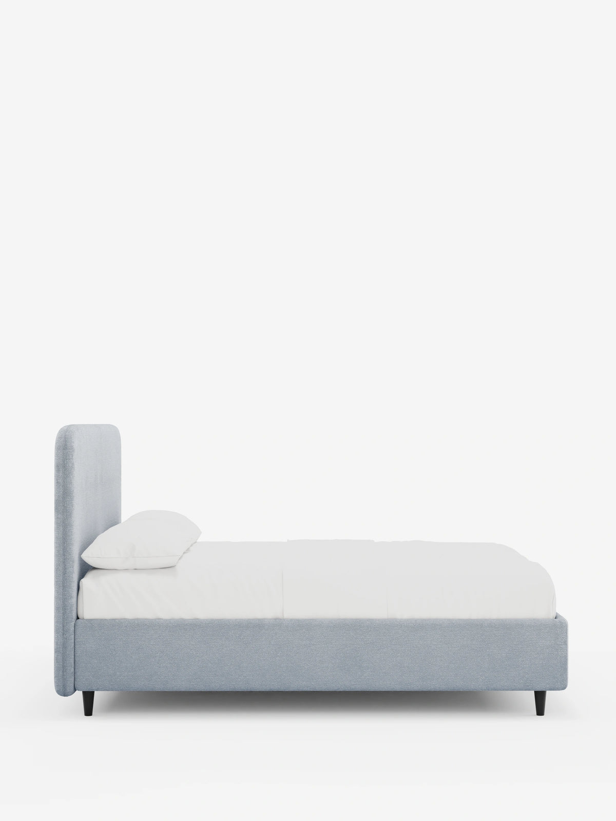 Il letto imbottito KAELOS Letto Minimal è un letto imbottito di colore azzurro, con testiera arrotondata e sottili gambe nere, decorato con un cuscino e un lenzuolo bianchi su uno sfondo bianco sporco.