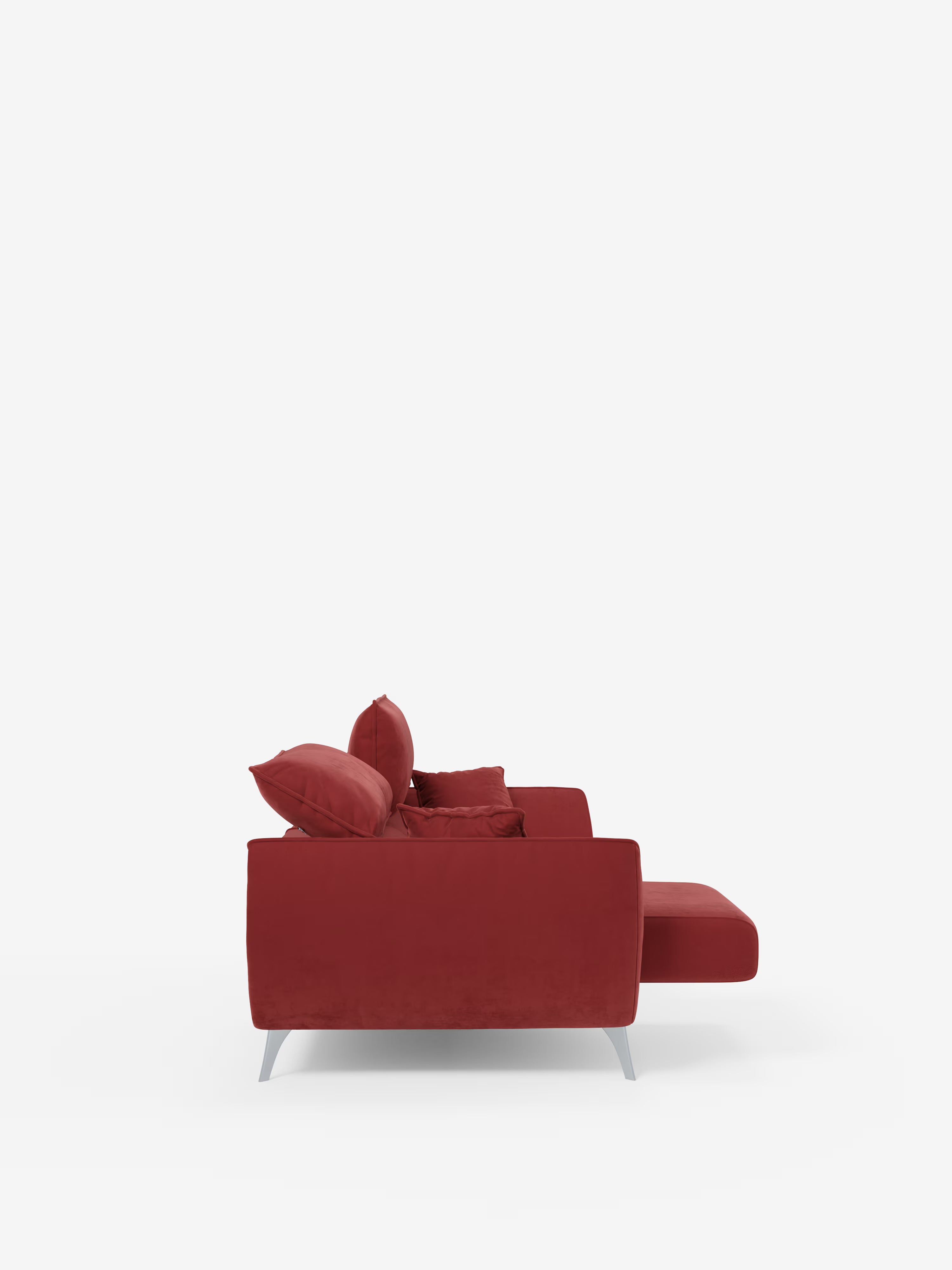 Vista laterale del divano Michelangelo a 2 e 3 posti con sedute allungabili e poggiatesta reclinabili in tessuto smacchiabile T30 di Divani.Store, caratterizzato da un moderno rivestimento in velluto rosso, gambe in metallo, due cuscini grandi e un cuscino più piccolo per lo schienale. Su uno sfondo bianco a tinta unita, questo divano contemporaneo mette in risalto il suo design elegante e minimalista e le sue linee pulite.