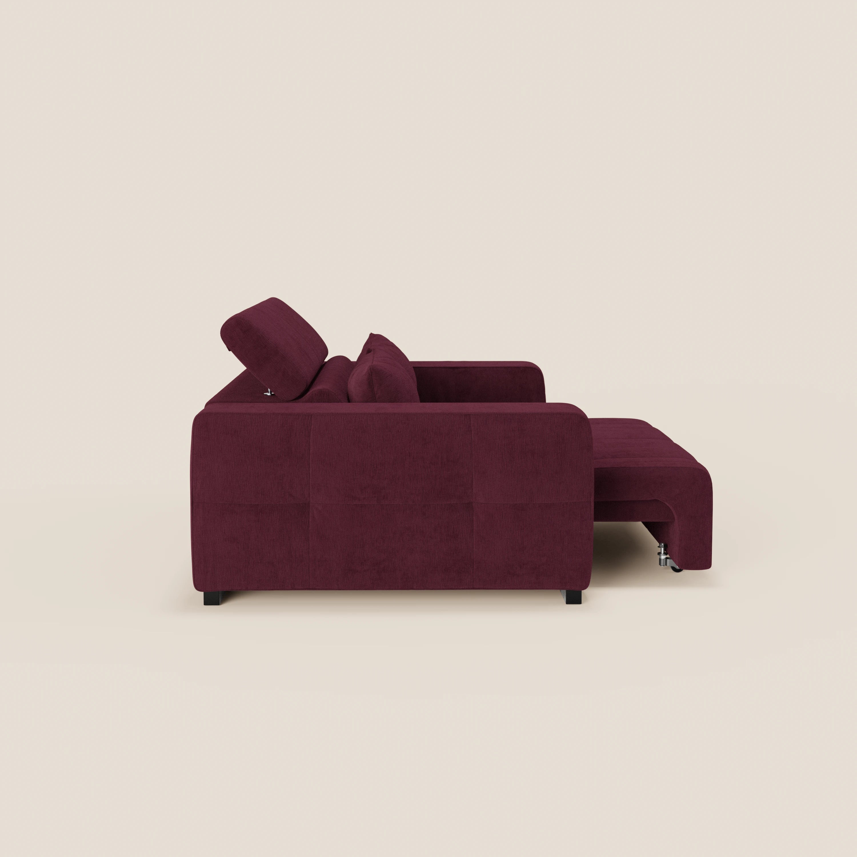 Vista laterale del Monarch Divano con Relax Elettrico di Divani.Store, caratterizzato da poggiatesta regolabili, seduta allungabile e morbido tessuto antimacchia T31 bordeaux, con linee moderne e pulite e gambe corte nere su sfondo beige.