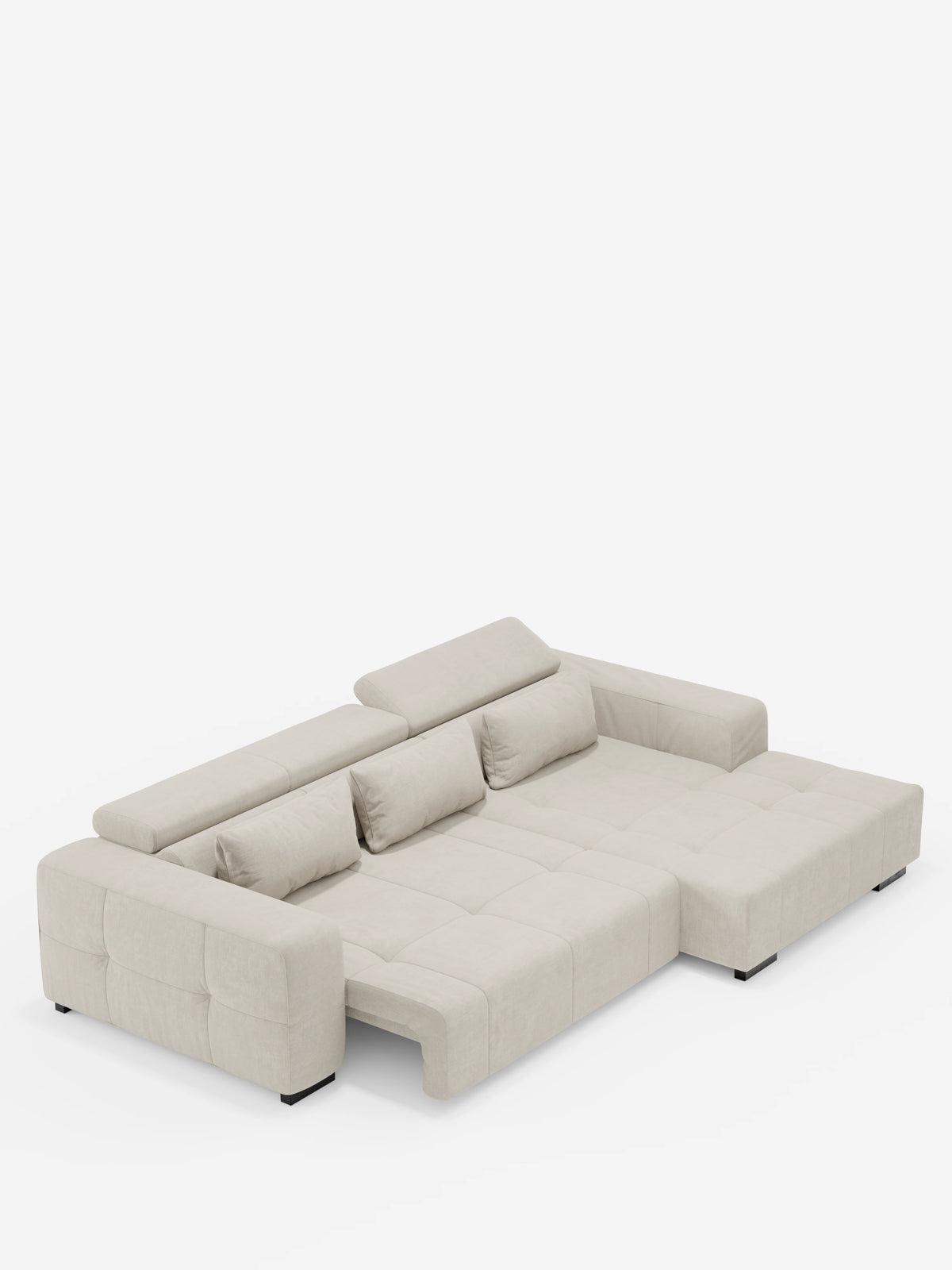 Il divano angolare Monarch con penisola e funzione Relax Elettrico per l’allungamento delle sedute di Divani.Store è un divano angolare moderno, di colore beige chiaro, dotato di una penisola. È caratterizzato da un rivestimento in morbido tessuto T31 resistente alle macchie, sedute trapuntate, due braccioli, tre cuscini rettangolari per lo schienale e poggiatesta reclinabili per un comfort ancora maggiore, il tutto su uno sfondo bianco a tinta unita.