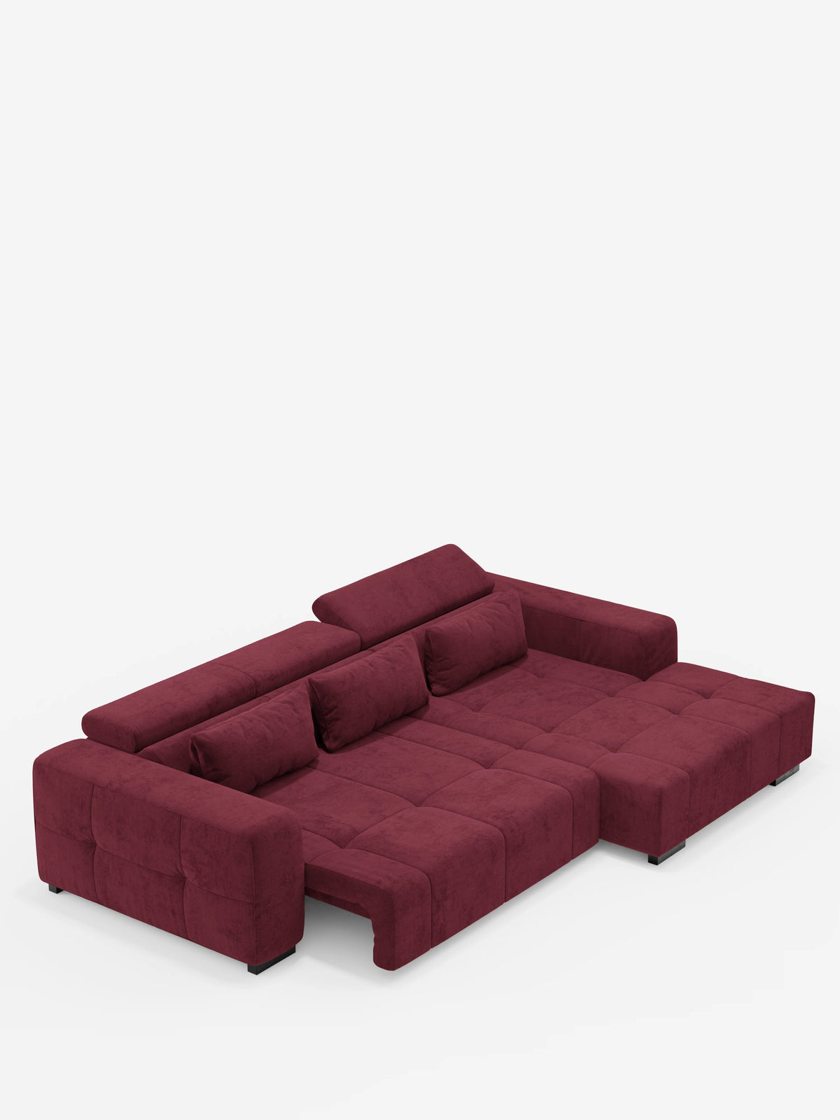 Il divano angolare con penisola e relax elettrico Monarch di Divani.Store, rivestito in tessuto T31 rosso scuro resistente alle macchie, è dotato di ampi braccioli, poggiatesta reclinabili regolabili, tre cuscini dello schienale e una sezione chaise longue allungata, il tutto su uno sfondo bianco a tinta unita.