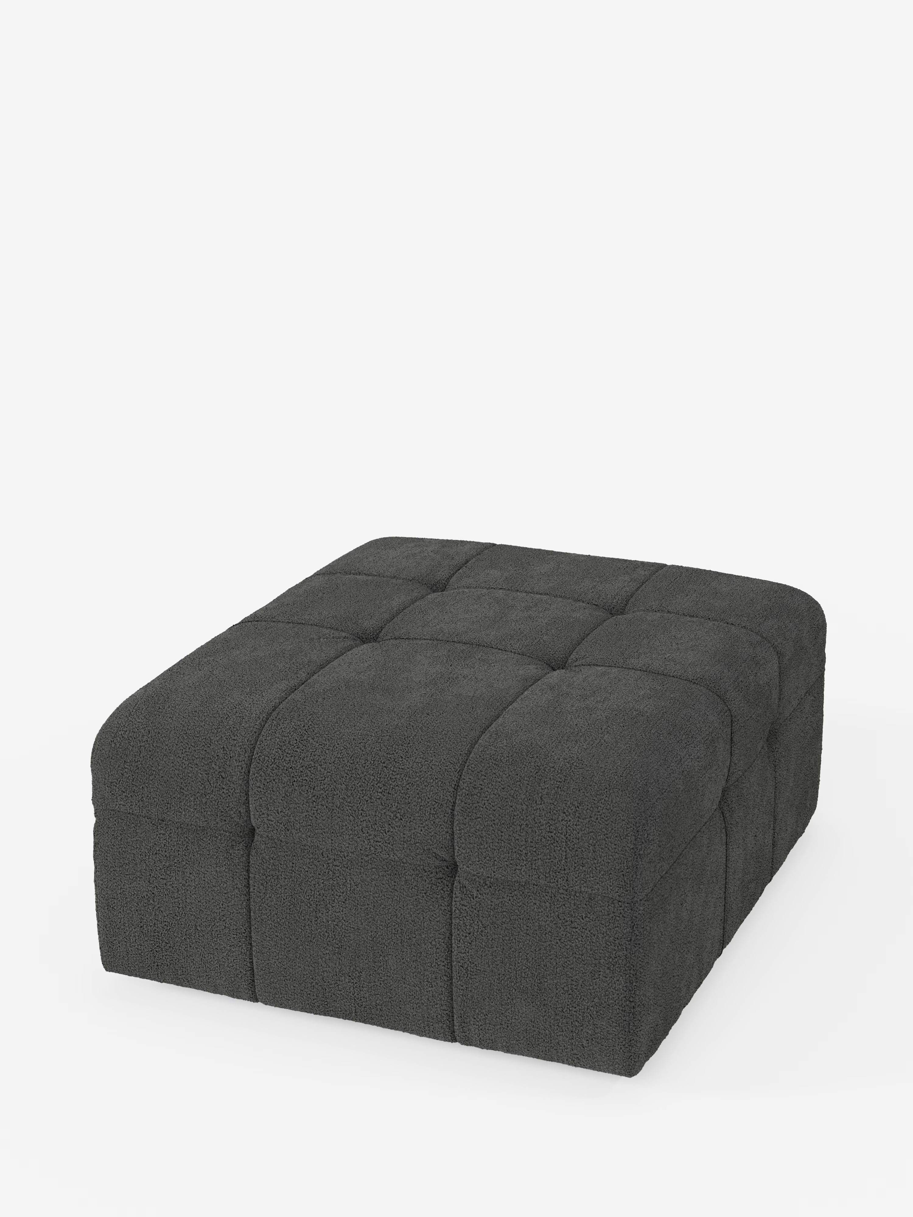 Un pouf quadrato Mosaic di colore grigio scuro, della linea e modulo, realizzato in bouclé da Divani.Store, misura 96x77 cm e presenta un design capitonné, morbido e trapuntato. Il rivestimento è realizzato in tessuto T21, morbido, dalla trama rigata e resistente alle macchie. I bordi arrotondati e le cuciture a vista del pouf formano un caratteristico motivo a griglia sulla parte superiore e sui lati, che risalta sullo sfondo bianco a tinta unita.