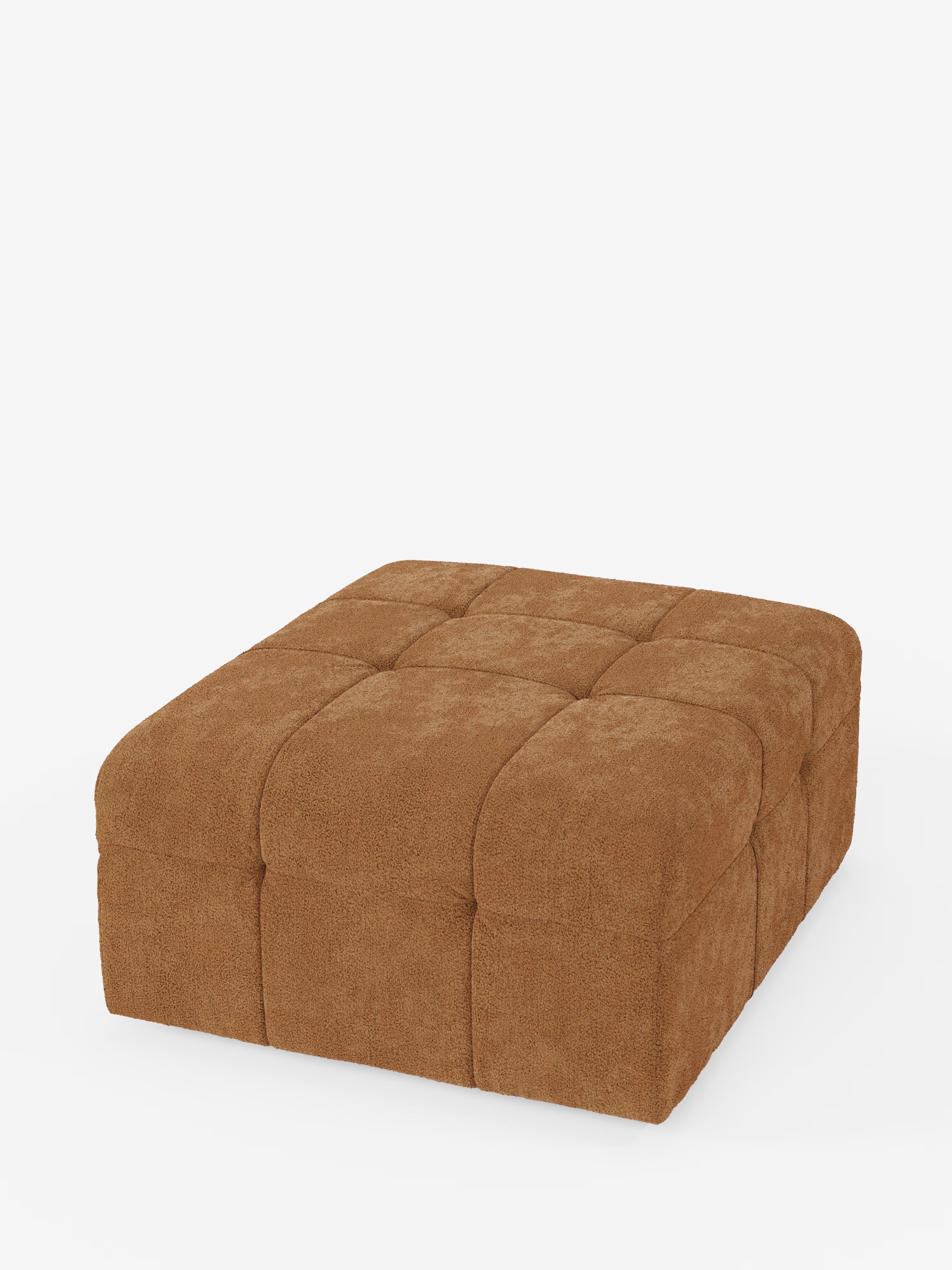 Un pouf quadrato, il modello “Mosaic” in bouclé di Divani.Store, è rivestito in tessuto T21 antimacchia con finitura marrone testurizzata e presenta un design capitonné. Realizzato in Italia e con dimensioni di 96x77 cm, questo lussuoso complemento d’arredo presenta sei sezioni generosamente imbottite sulla parte superiore e sui lati, che richiamano l’aspetto di un pouf classico. È raffigurato su uno sfondo bianco a tinta unita.