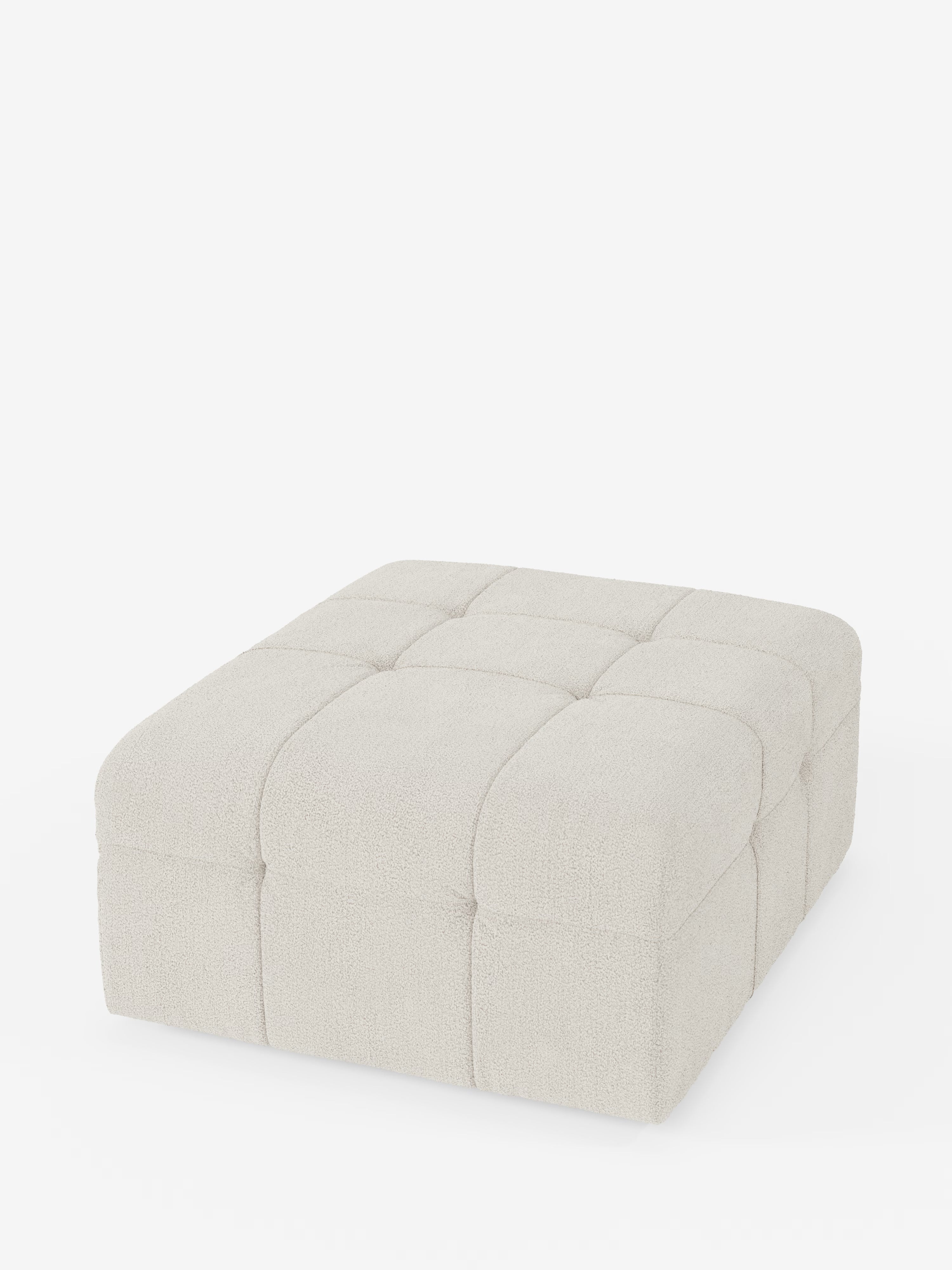Certo! Ecco la frase modificata utilizzando i dati del prodotto che ci hai fornito: Il pouf e modulo Mosaic di Divani.Store in bouclé – 96x77 cm presenta una silhouette quadrata in beige chiaro, rivestito con morbido tessuto bouclé T21 resistente alle macchie. Il suo design capitonné crea una griglia di sottili cuciture trapuntate sulla parte superiore e sui lati, evocando un moderno effetto mosaico. Il pouf è fotografato su uno sfondo bianco a tinta unita, senza gambe visibili né abbellimenti aggiuntivi.