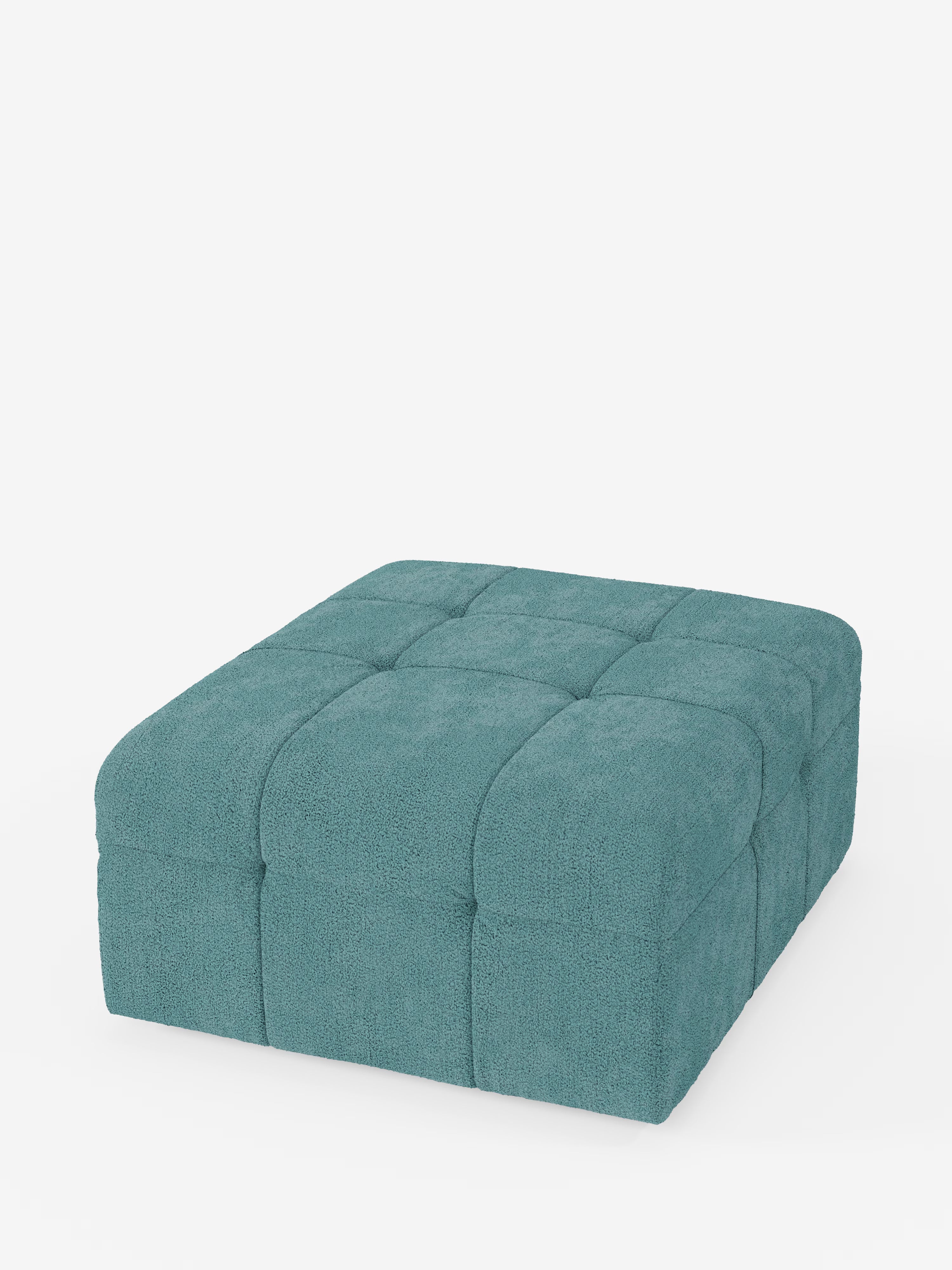 Un pouf quadrato Mosaic di Divani.Store, color verde acqua, che misura 96x77 cm ed è rivestito in tessuto bouclé T21 antimacchia con un motivo capitonné trapuntato sulla parte superiore e sui lati, è esposto su uno sfondo bianco a tinta unita.