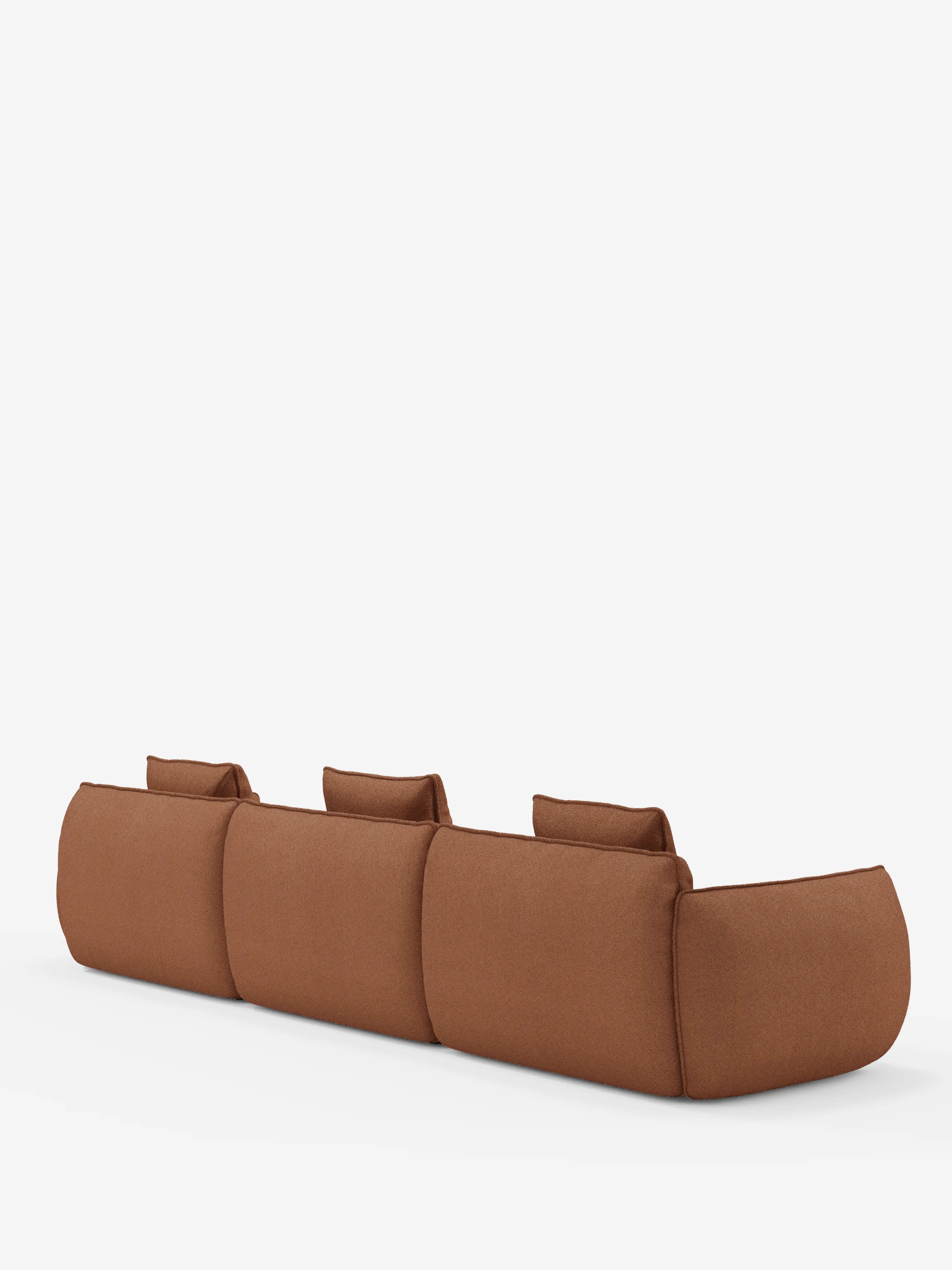 Il divano modulare a 3 posti Nimbus di Divani.Store, realizzato in morbido tessuto smacchiabile effetto cotone T33, è raffigurato di retro su uno sfondo bianco a tinta unita. Questo moderno divano marrone presenta tre ampie sedute con tre schienali bassi e rettangolari e braccioli arrotondati, che gli conferiscono un aspetto lussuoso e accogliente.