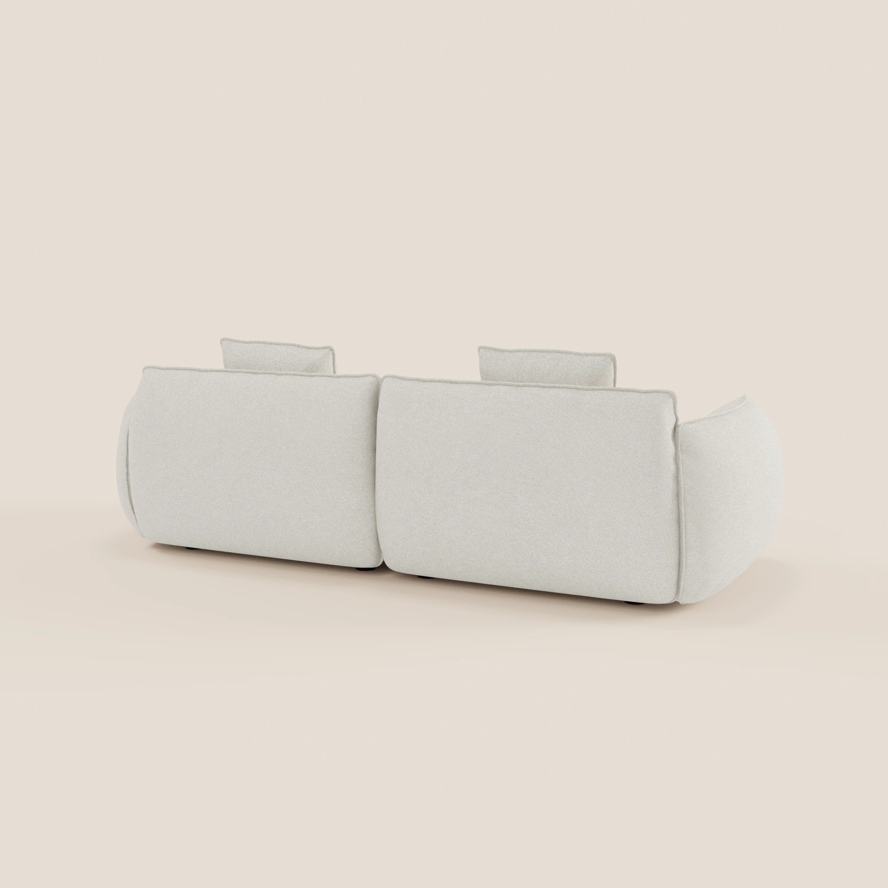 Il divano Nimbus 3 posti modulare e componibile di Divani.Store, rivestito in tessuto beige chiaro smacchiabile effetto cotone t33, è caratterizzato da due schienali rettangolari con poggiatesta ed è rappresentato dal retro su sfondo beige neutro.