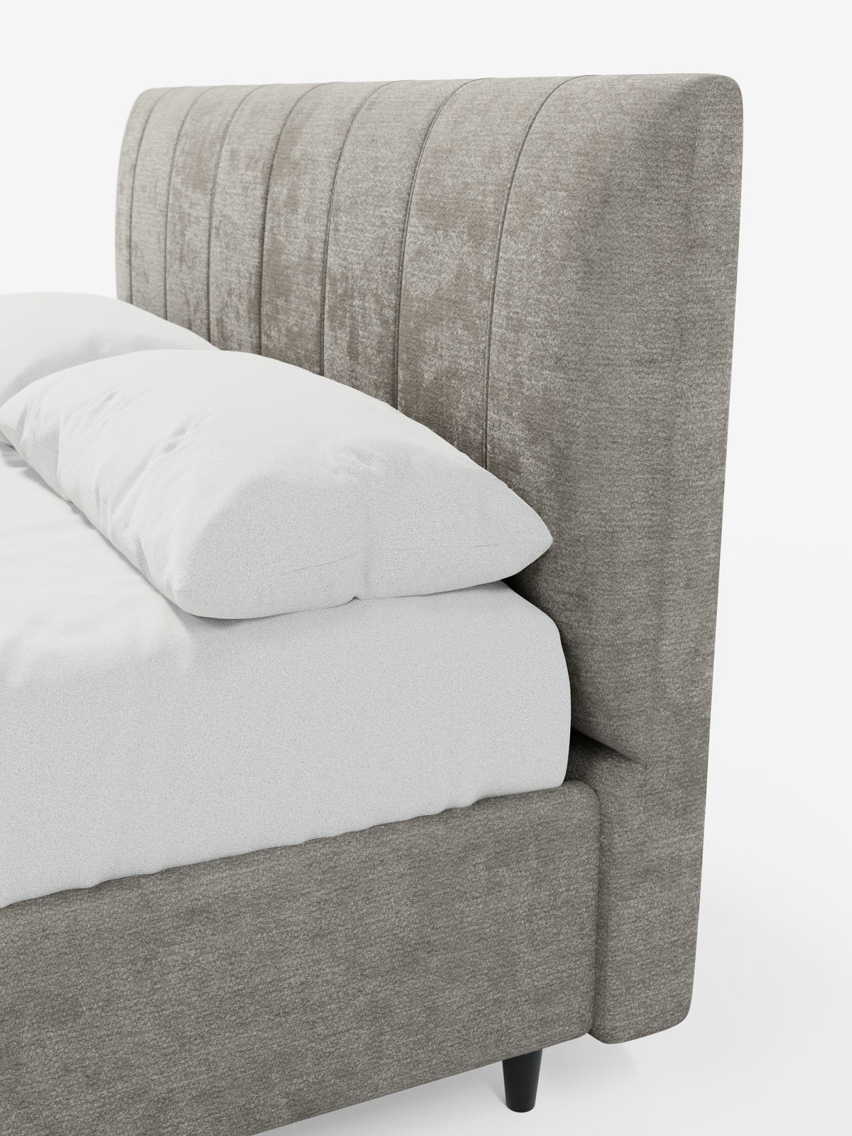 Primo piano del letto imbottito ONYX con contenitore e testiera verticale in tessuto certificato Oeko-Tex® di Letti.store, caratterizzato da un'alta testiera imbottita con pannelli verticali in tessuto grigio testurizzato. Il letto è rivestito da una biancheria da letto di un bianco brillante e sostenuto da gambe scure affusolate, che risaltano su uno sfondo bianco a tinta unita.