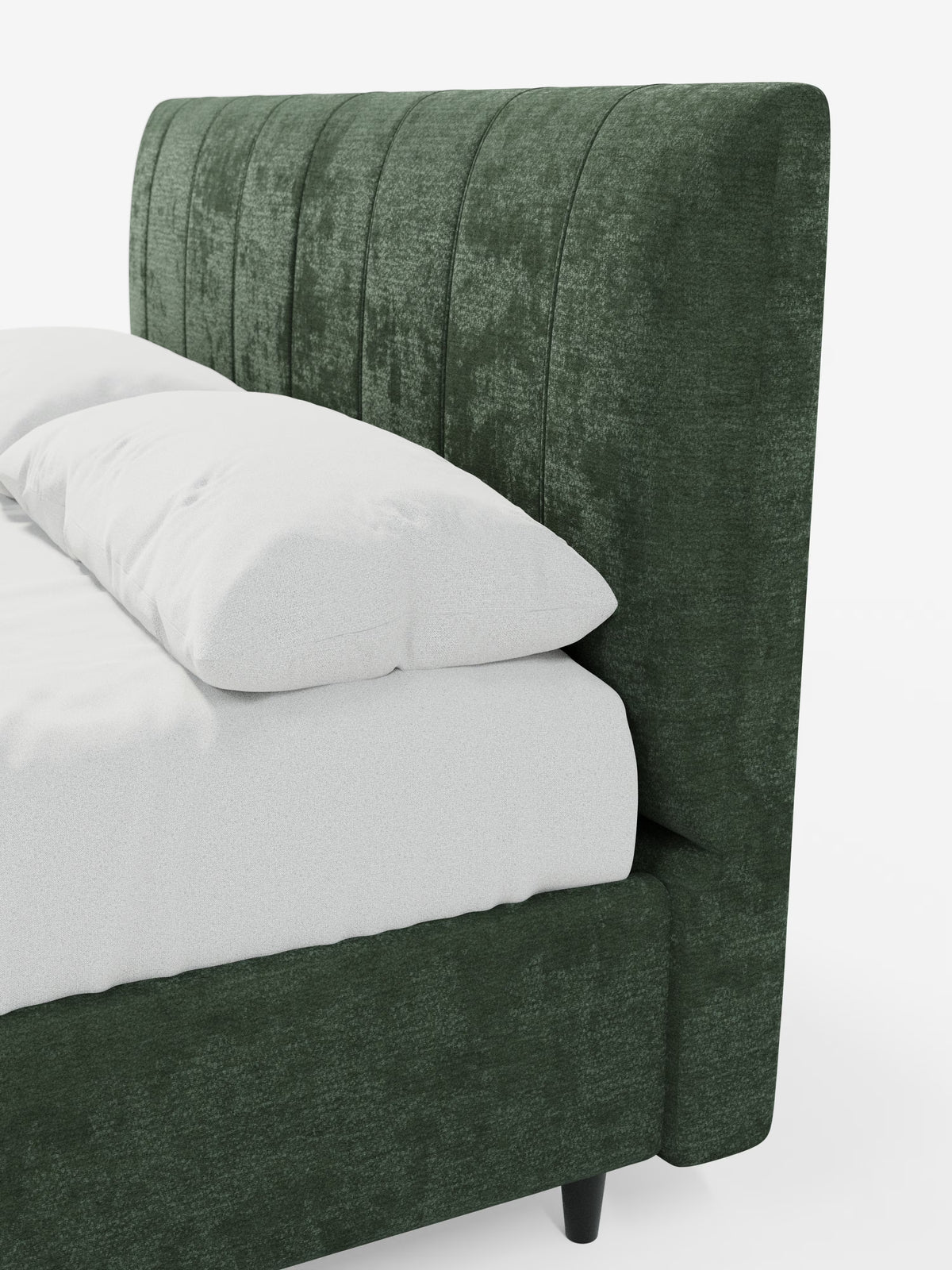 Primo piano del letto imbottito ONYX con contenitore e testiera verticale in tessuto certificato Oeko-Tex® di Letti.store, caratterizzato da un'alta testiera verde a pannelli verticali e da una struttura verde abbinata, con materasso e cuscino bianchi ben rifiniti. Questo letto moderno poggia su corte gambe nere su uno sfondo bianco.