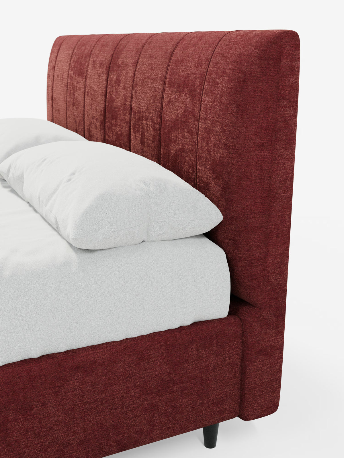 Primo piano del letto imbottito ONYX con contenitore e testiera verticale in tessuto certificato Oeko-Tex® di Letti.store, che mette in risalto la sua testiera alta e imbottita, rivestita con pannelli verticali in tessuto rosso scuro dalla trama rigata. Il letto presenta i fianchi imbottiti in tinta di rosso, gambe corte nere ed è abbinato a biancheria da letto e cuscini bianchi su uno sfondo bianco a tinta unita.