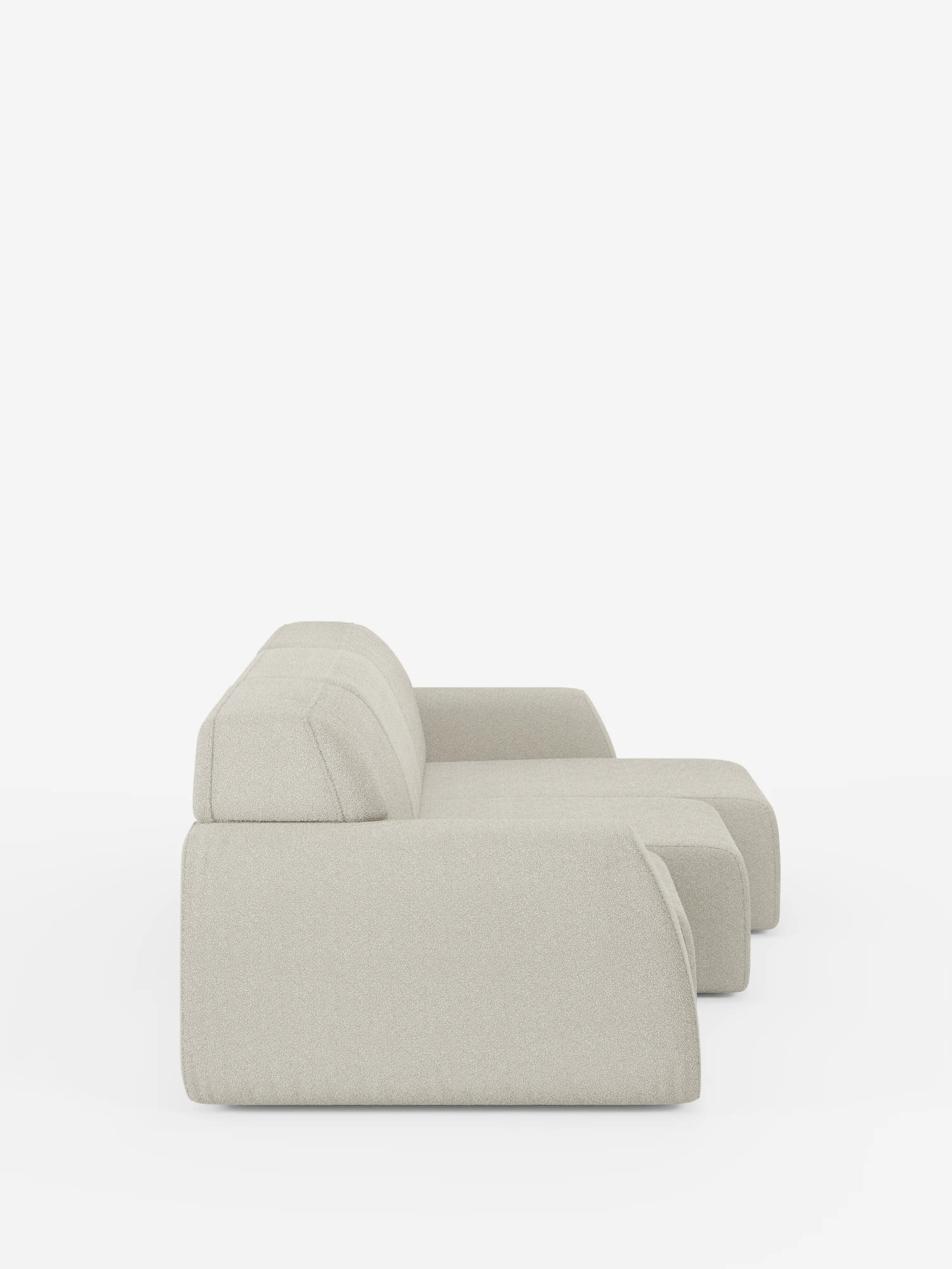 Vista laterale del divano Orbit con 3 sedute scorrevoli e allungabili di Divani.Store, rivestito in tessuto smacchiabile T33 effetto cotone. Questo divano moderno, in beige chiaro, presenta ampi braccioli, cuscini morbidi e linee pulite e minimaliste. Dotato di sedute completamente scorrevoli e allungabili e di un design interamente sfoderabile per una facile manutenzione, il divano si staglia su uno sfondo bianco senza cuciture, che ne esalta la morbida consistenza e il fascino contemporaneo.