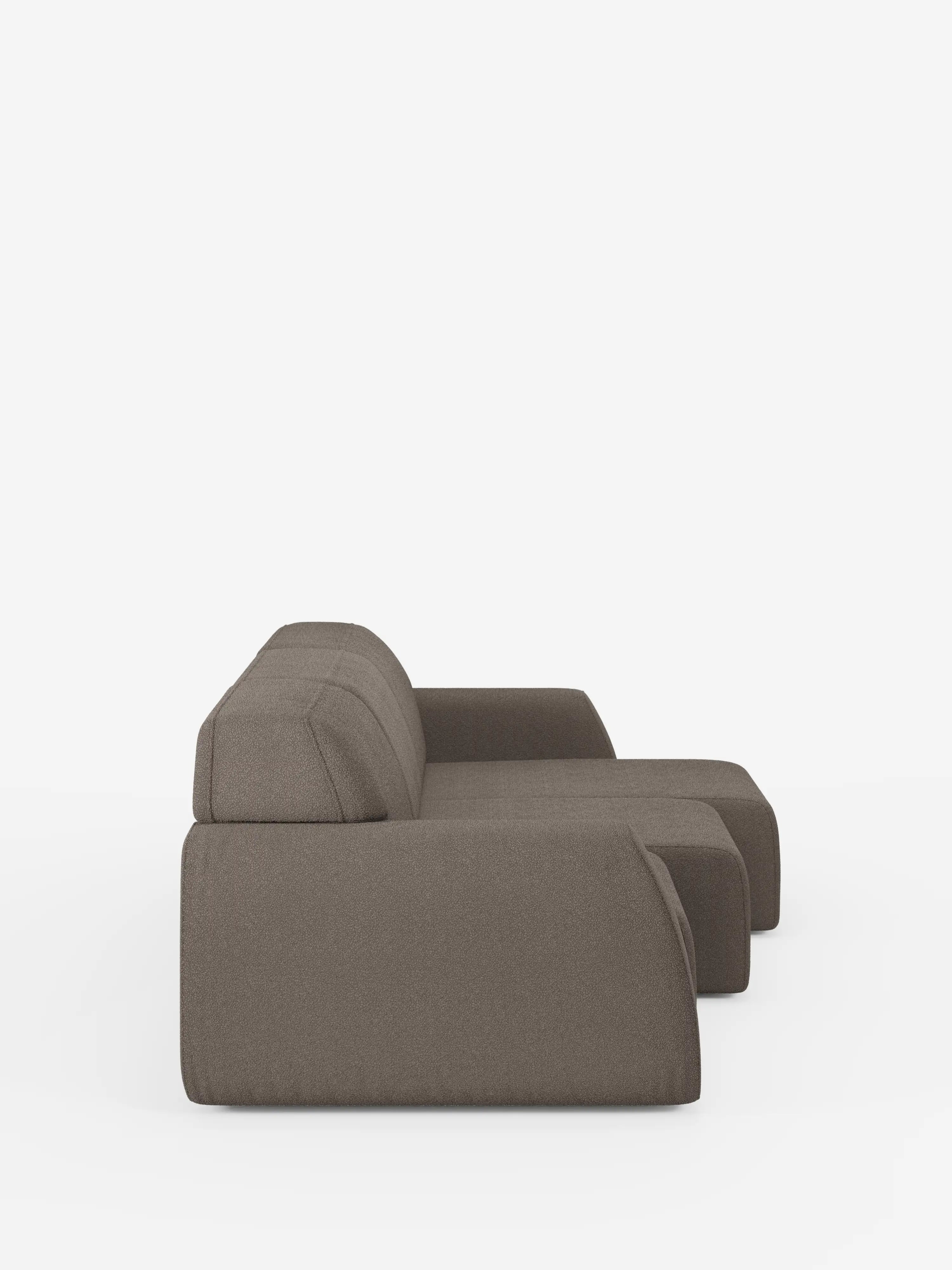 Un divano Orbit moderno e minimalista, di colore marrone, con 3 sedute scorrevoli e allungabili, realizzato da Divani.Store, caratterizzato da linee pulite e da una silhouette slanciata, è raffigurato di profilo su uno sfondo bianco a tinta unita. Questo divano offre cuscini spessi, sedute scorrevoli indipendenti per un comfort personalizzabile, una sezione chaise longue estesa per un maggiore relax ed è completamente sfoderabile con un tessuto smacchiabile effetto cotone T33 per una facile manutenzione.
