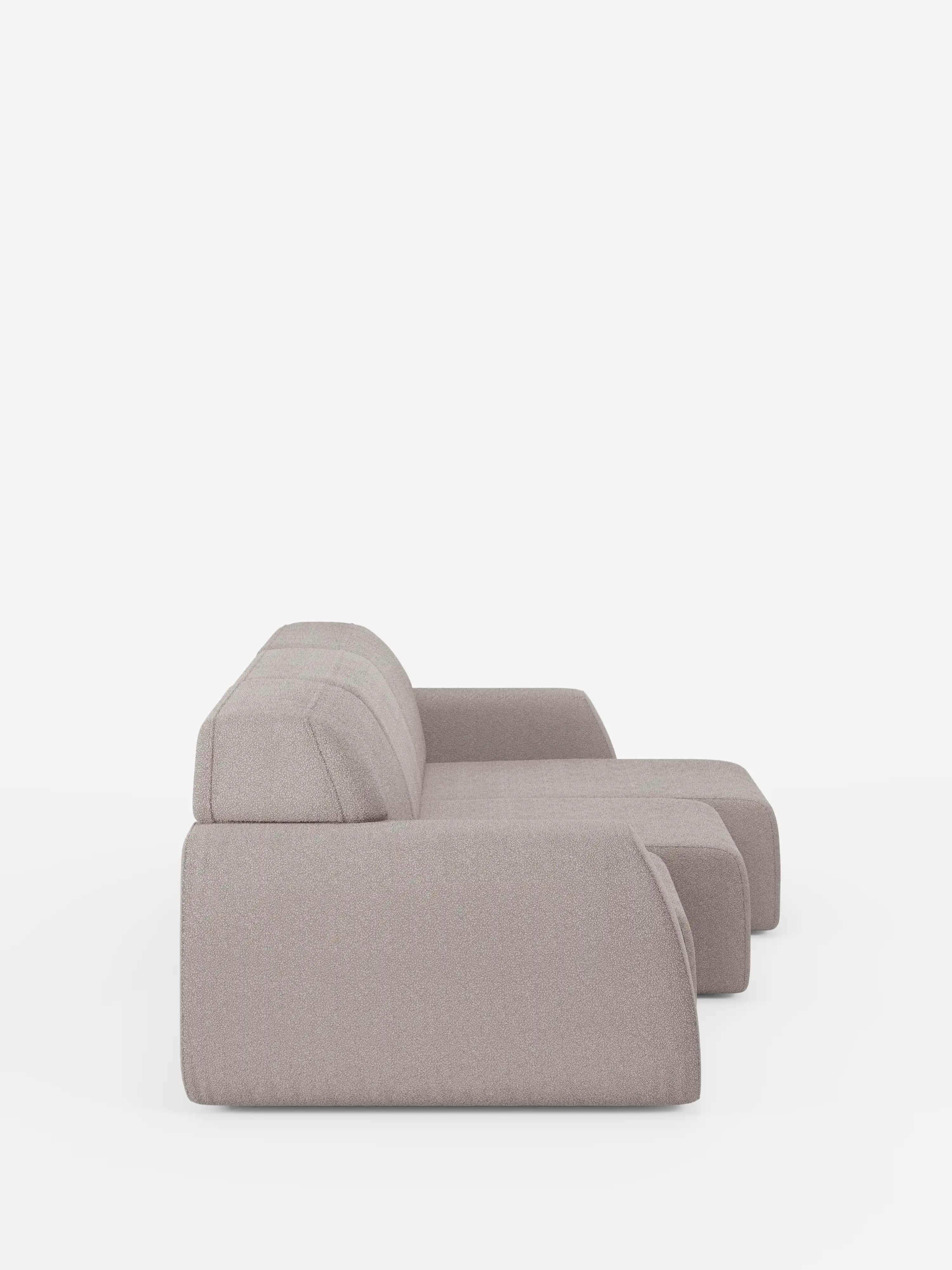 Vista laterale del divano Orbit con 3 sedute scorrevoli e allungabili in tessuto effetto cotone smacchiabile T33 di Divani.Store, un divano componibile moderno, di colore grigio chiaro, caratterizzato da linee pulite e cuscini morbidi e dal profilo ribassato. Progettato con tre sedute indipendenti scorrevoli ed estensibili per un comfort personalizzato, questo divano con rivestimento completamente sfoderabile vanta un’estetica minimalista ed è fotografato su uno sfondo bianco a tinta unita.