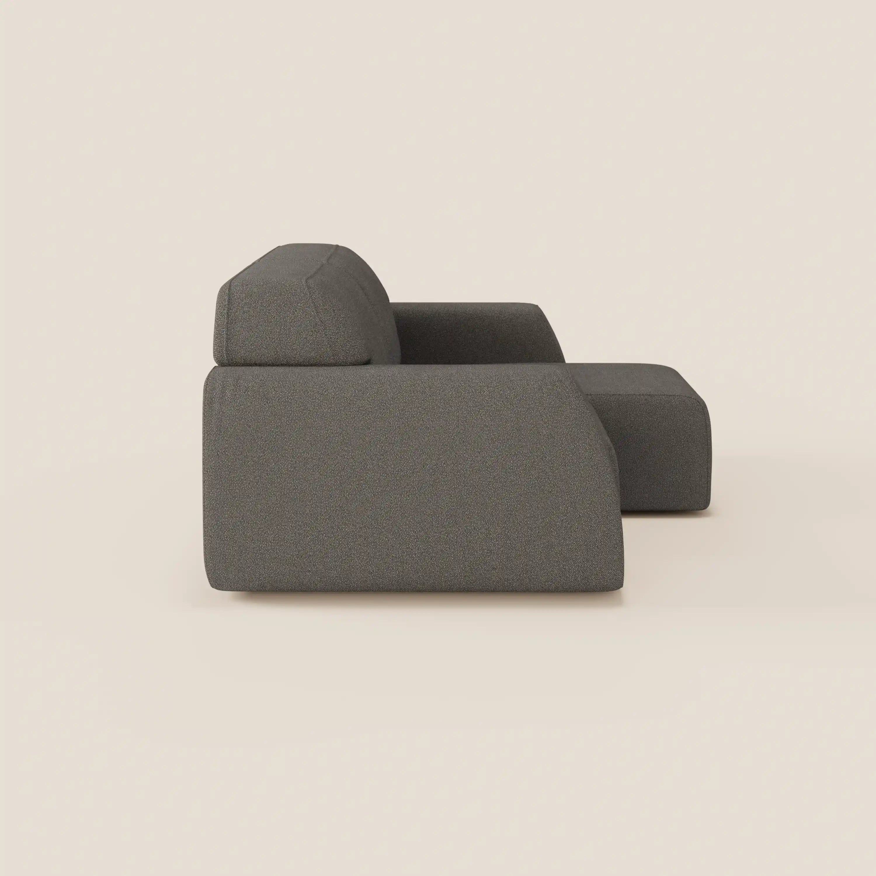 Il divano Orbit 2 e 3 posti di Divani.Store, presentato lateralmente in tessuto effetto cotone antimacchia T33 grigio scuro, è caratterizzato da ampi braccioli, schienale basso e linee pulite e squadrate che ne esaltano il look moderno su uno sfondo beige chiaro.