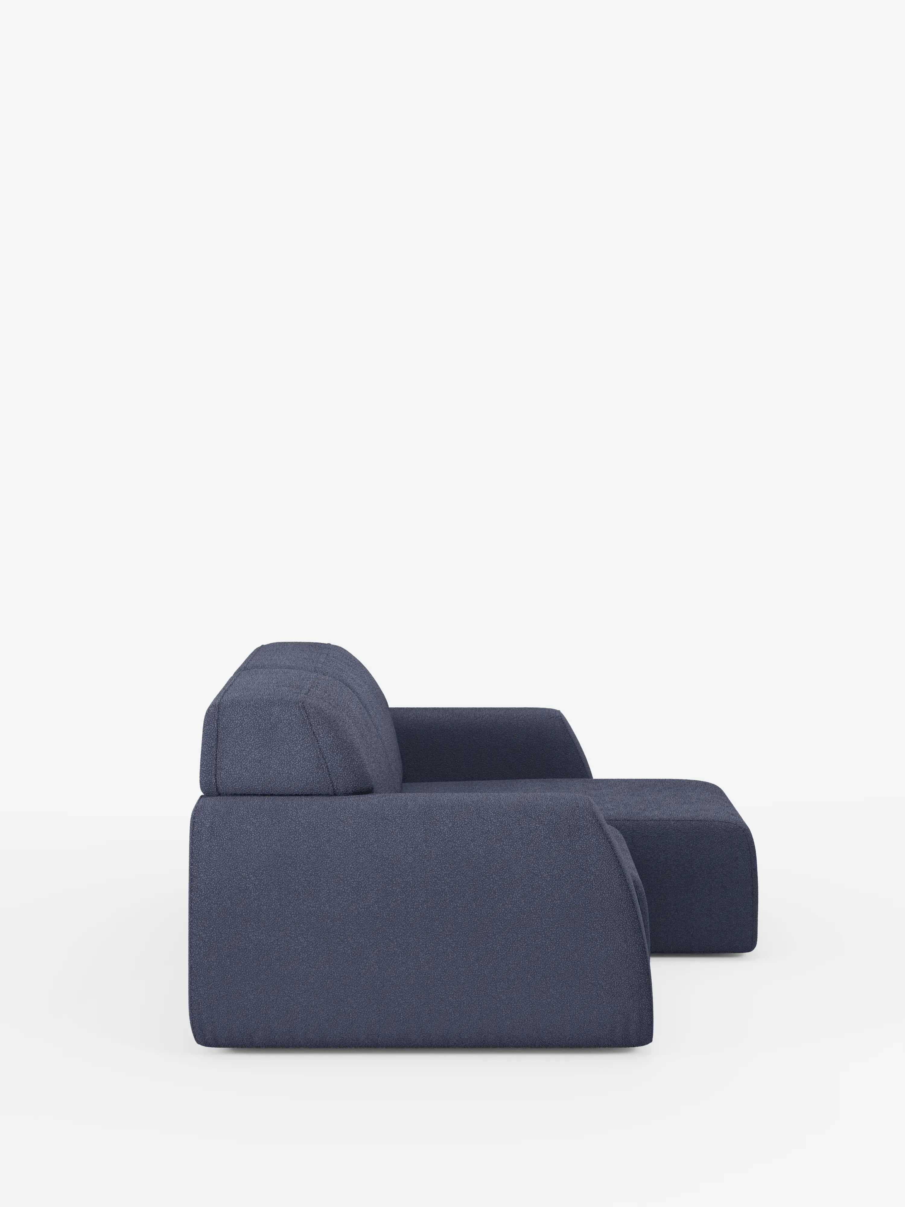 Un divano a 3 posti Orbit in stile contemporaneo di Divani.Store, rivestito in tessuto T33 blu scuro smacchiabile effetto cotone, è raffigurato di profilo su uno sfondo bianco a tinta unita. Questo divano completamente sfoderabile presenta uno schienale basso, ampi braccioli, sedute scorrevoli e linee pulite con cuscini di seduta spessi, per un look raffinato ma minimalista.