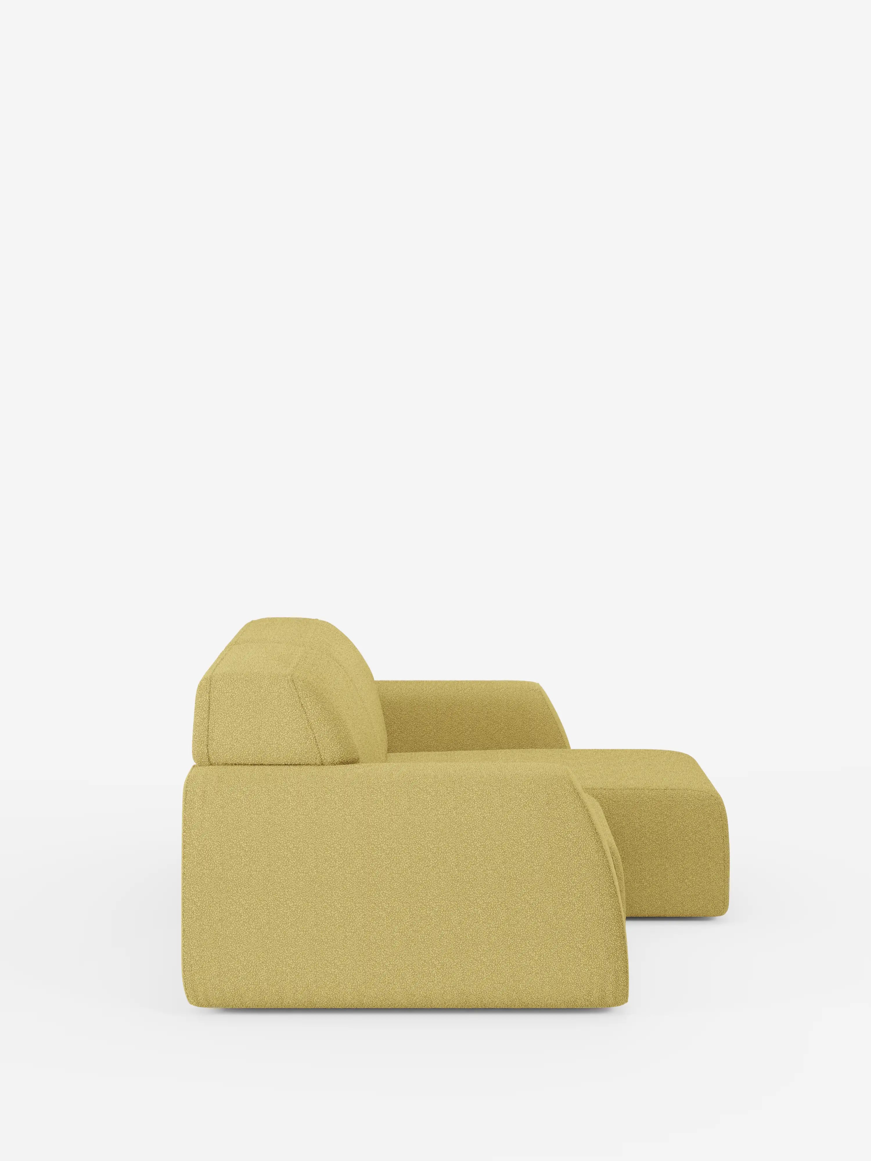 Vista laterale del divano Orbit a 2 e 3 posti con sedute scorrevoli di Divani.Store, rivestito in tessuto T33 effetto cotone, di colore giallo tenue e resistente alle macchie. Questo divano modulare e moderno presenta una silhouette bassa e squadrata, con sedute ampie e uno schienale inclinato. Presentato su uno sfondo bianco a tinta unita per enfatizzarne le linee pulite e il rivestimento morbido e materico; fodere completamente sfoderabili per una facile pulizia.