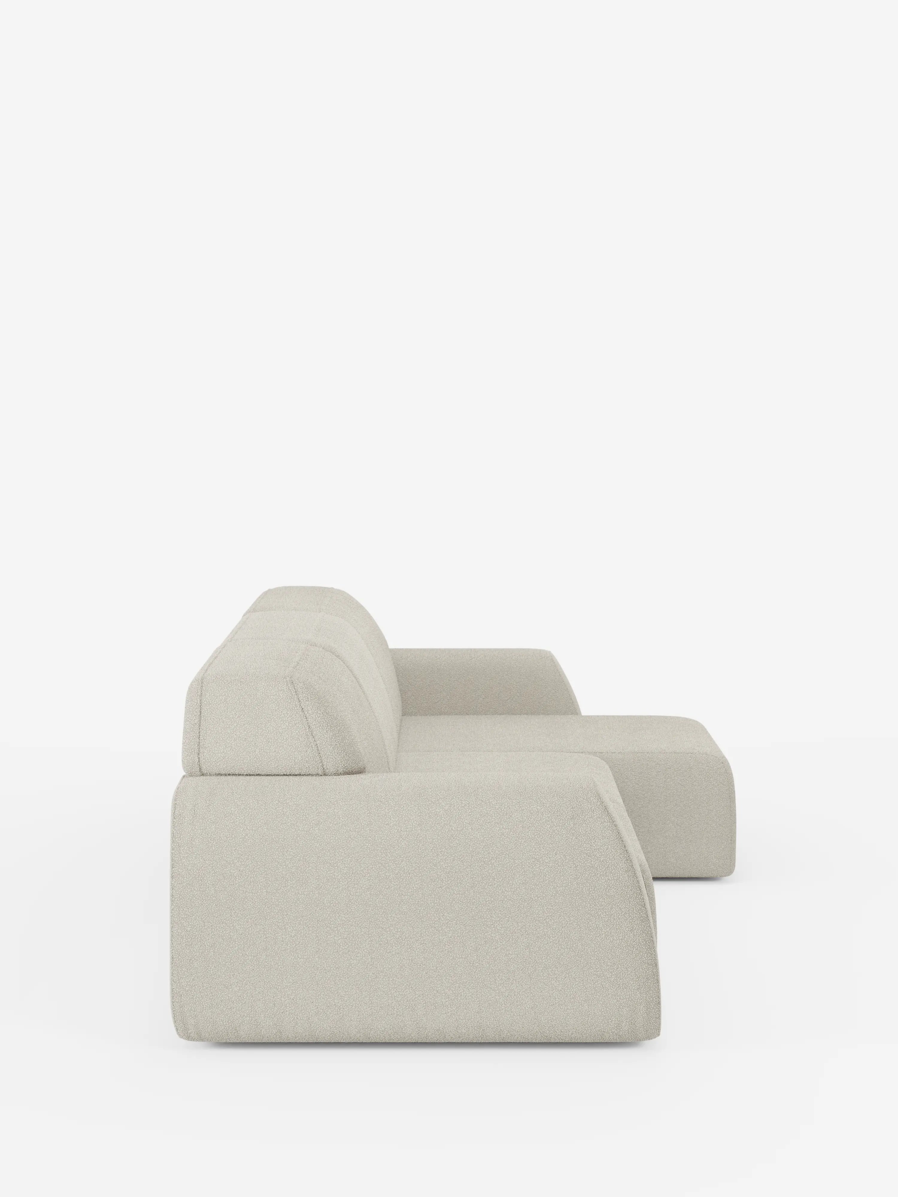 Un divano componibile dal design elegante e contemporaneo in beige chiaro, l’Orbit Divano angolare con penisola reversibile e tutte le sedute allungabili in tessuto smacchiabile effetto cotone T33 di Divani.Store, è raffigurato di profilo su uno sfondo bianco a tinta unita. Questo divano modulare si caratterizza per le linee pulite, lo schienale basso e le sedute generosamente profonde ed estensibili, con una chaise longue reversibile abbinata nella parte anteriore.