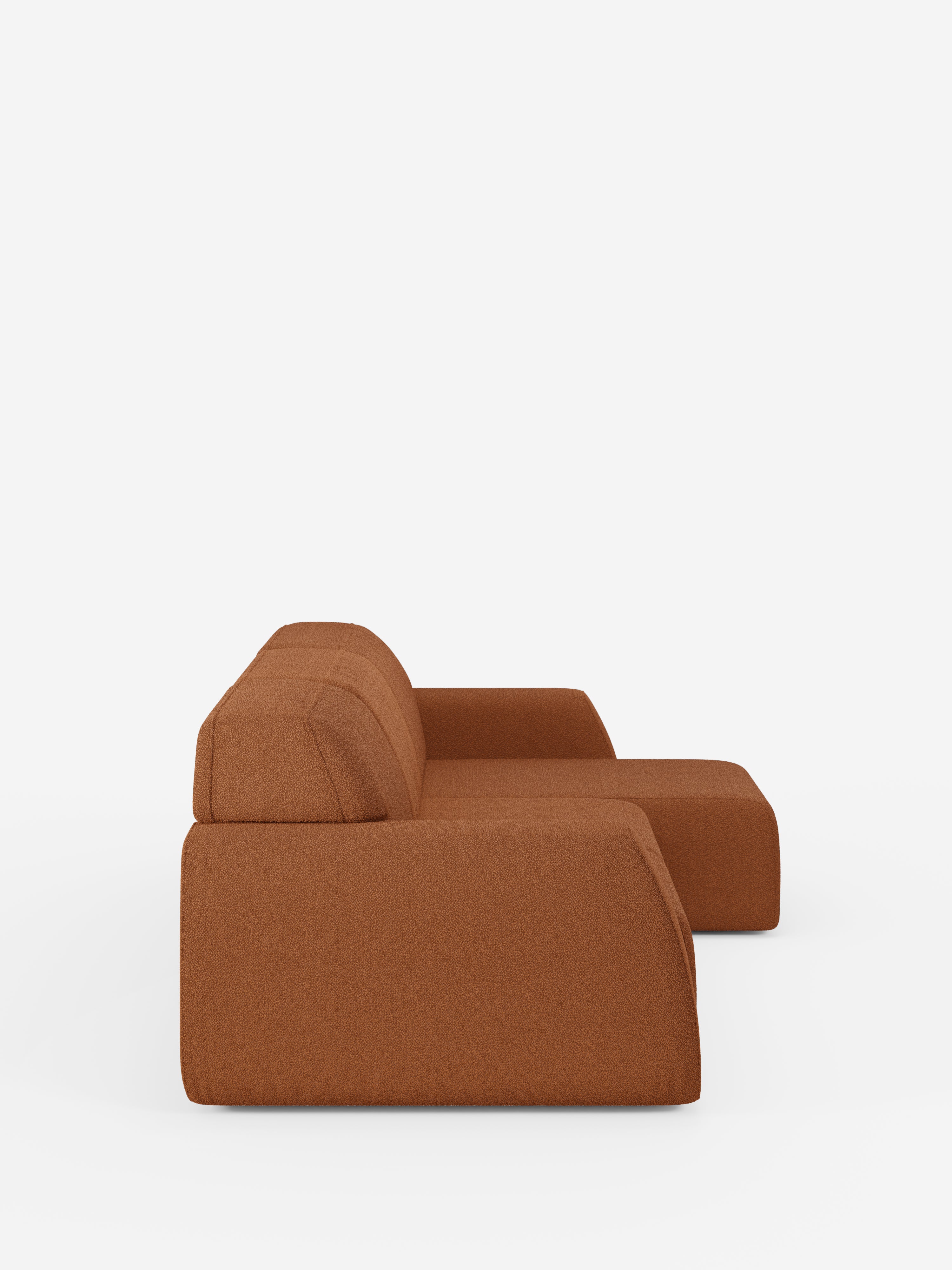 Vista laterale del divano angolare Orbit con penisola reversibile e tutte le sedute allungabili, rivestito in tessuto smacchiabile effetto cotone T33 di Divani.Store, caratterizzato da un design moderno e minimalista con linee pulite, schienale basso e ampi braccioli. Il lussuoso divano marrone è rivestito in tessuto antimacchia effetto cotone, qui messo in risalto su uno sfondo bianco a tinta unita. La sua chaise longue reversibile si estende in avanti per un comfort versatile.