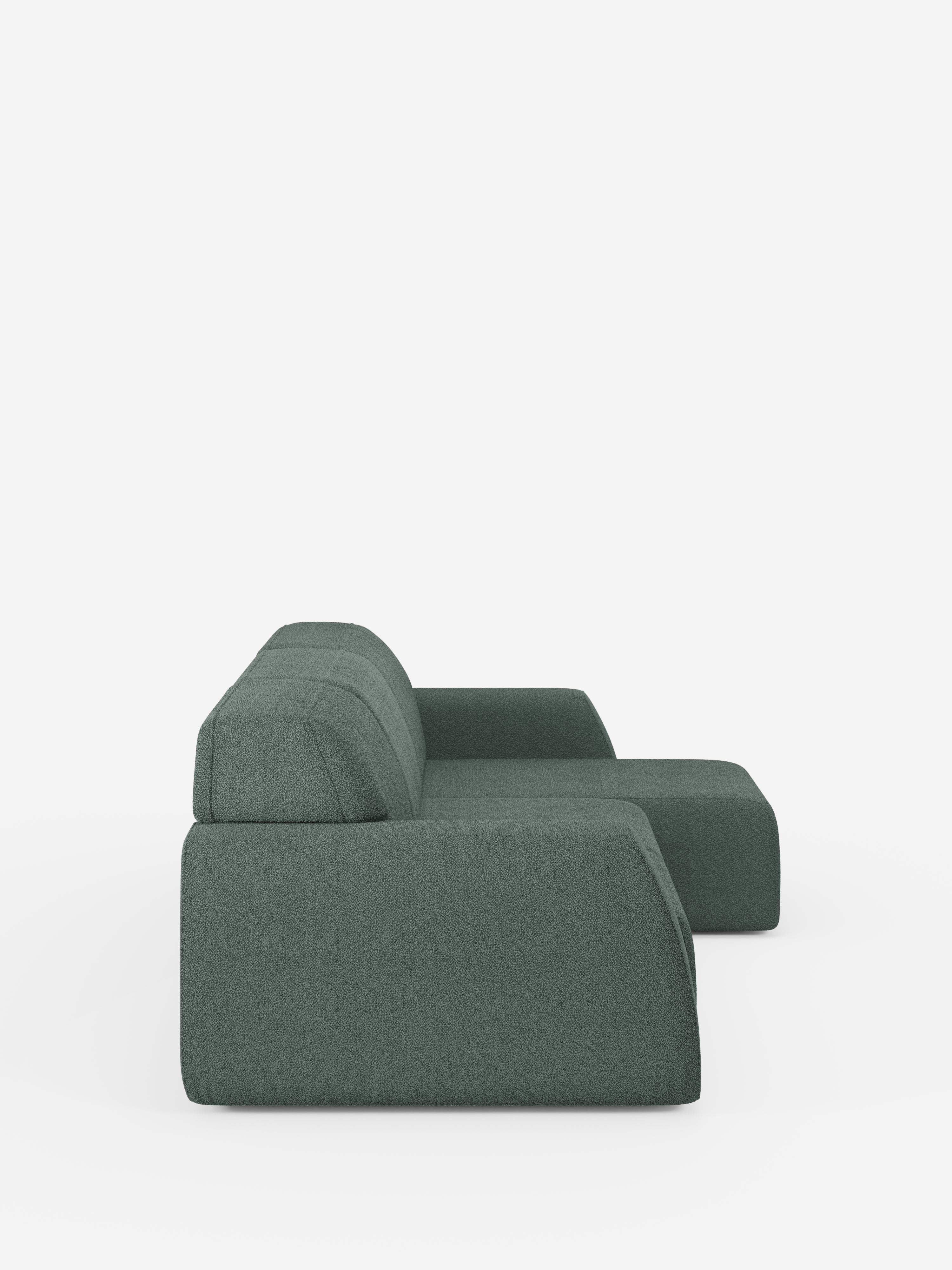 Una vista laterale del divano angolare Orbit con penisola reversibile e tutte le sedute allungabili in tessuto smacchiabile effetto cotone T33 di Divani.Store, che mette in risalto il suo moderno rivestimento in tessuto verde, le linee pulite, le sedute profonde e gli ampi braccioli su uno sfondo bianco a tinta unita. Questo divano componibile presenta un design minimalista e raffinato, con sedute spaziose e confortevoli e un pratico tessuto effetto cotone antimacchia.