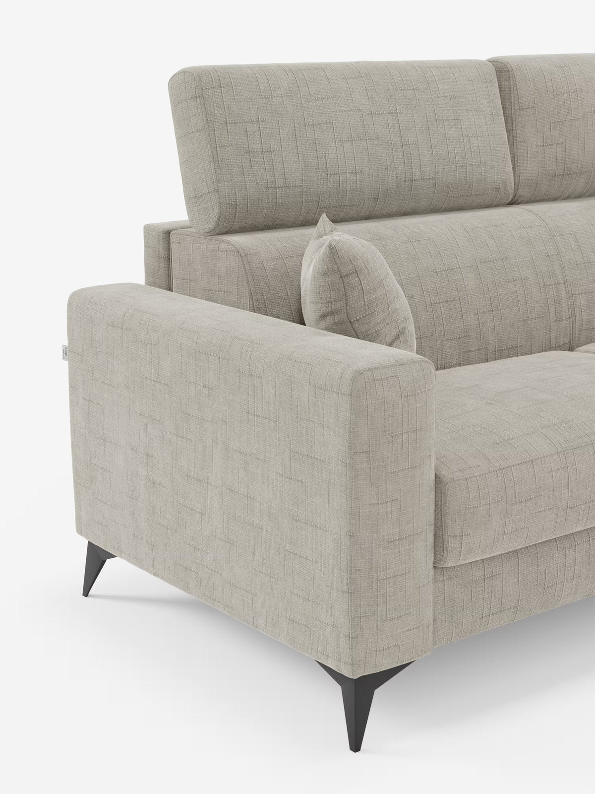 Il divano letto matrimoniale Pegaso di Divani.Store è realizzato in un moderno tessuto jacquard beige antimacchia (T22) con una delicata trama in rilievo, braccioli squadrati, gambe affusolate nere, uno schienale dritto con poggiatesta regolabili e un cuscino coordinato. Questo complemento d'arredo minimalista e contemporaneo è ripreso in una prospettiva laterale su uno sfondo bianco.