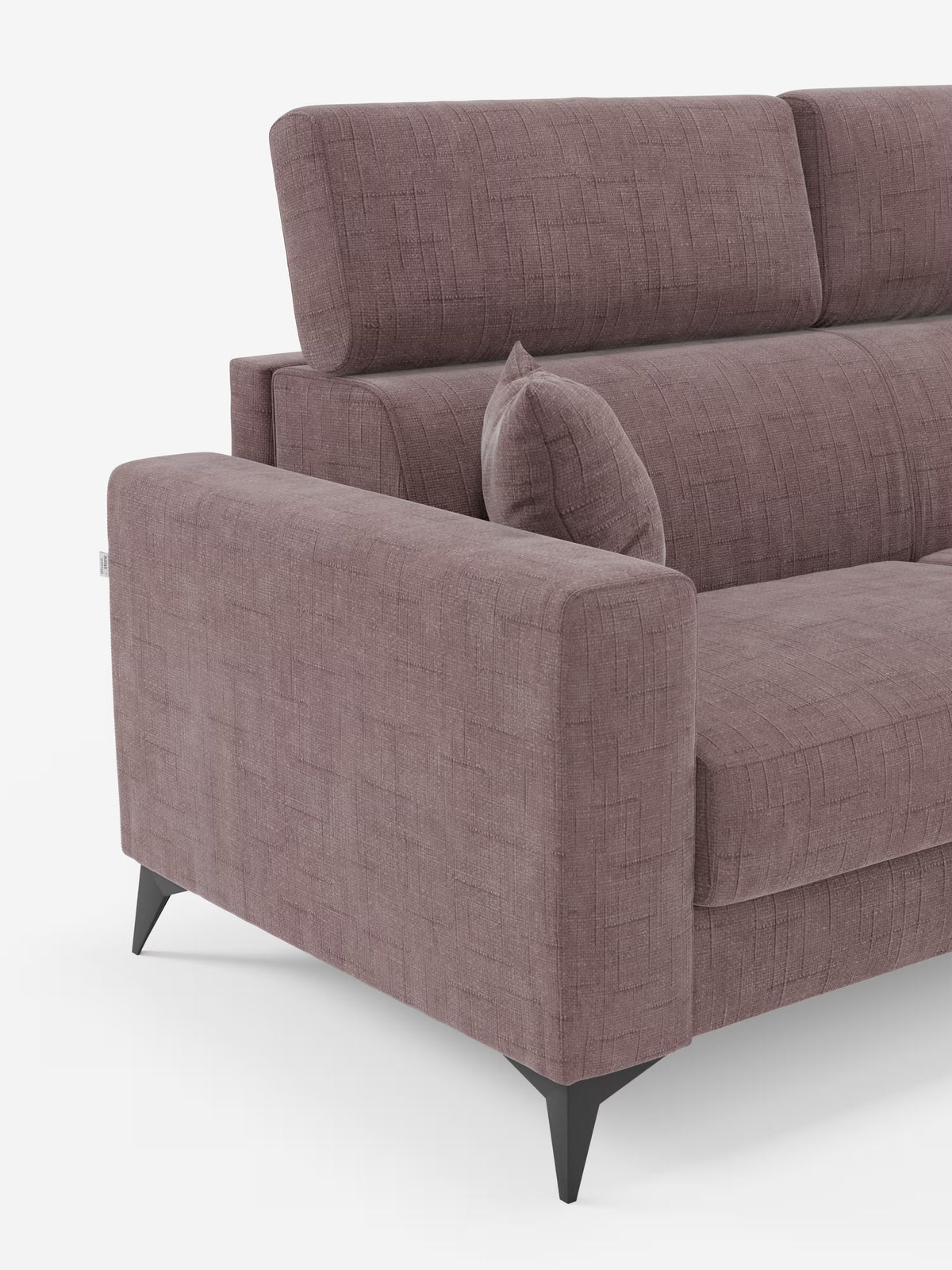 Un primo piano del divano letto matrimoniale Pegaso di Divani.Store, rivestito in tessuto jacquard malva antimacchia T22. Questo divano dal design moderno è dotato di poggiatesta regolabili, braccioli squadrati, gambe angolate di colore scuro e un cuscino coordinato. Il tessuto presenta un motivo leggermente goffrato su uno sfondo bianco a tinta unita.